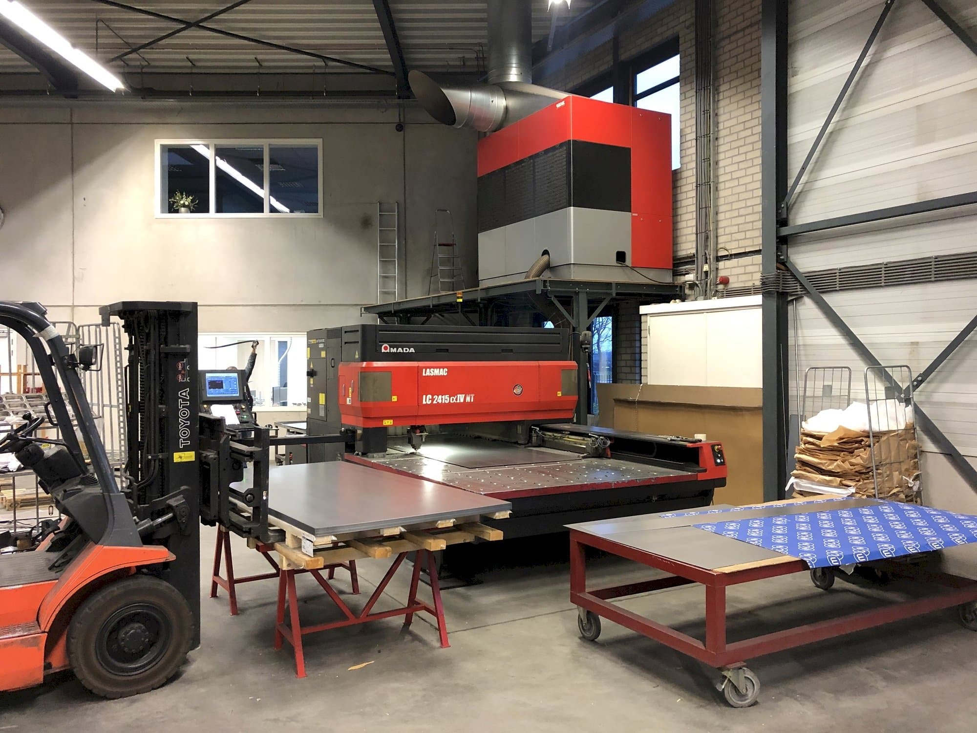 Frontansicht der AMADA LC 2415 Alpha IV NT  Maschine