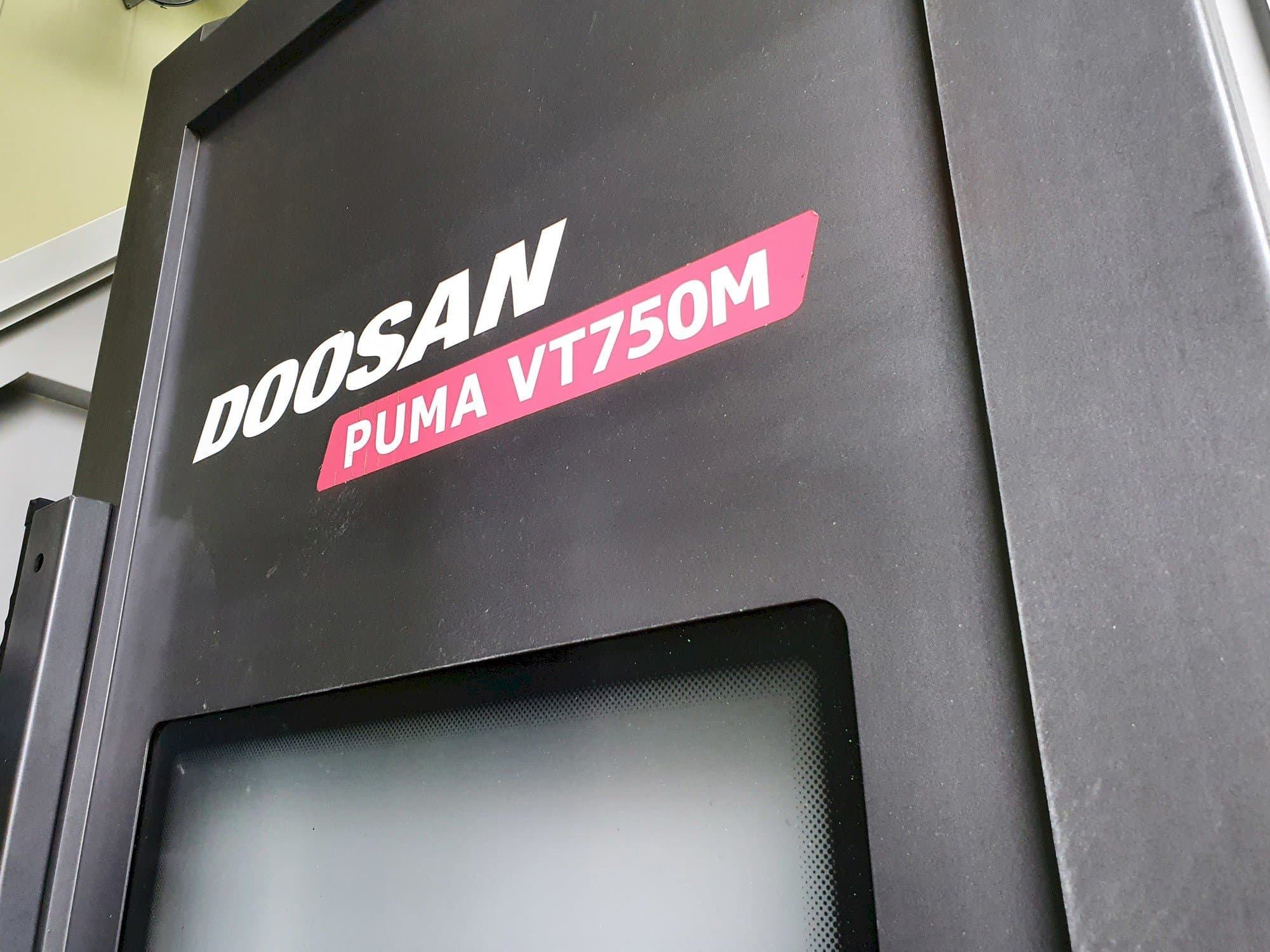 Frontansicht der Doosan PUMA VT750M  Maschine