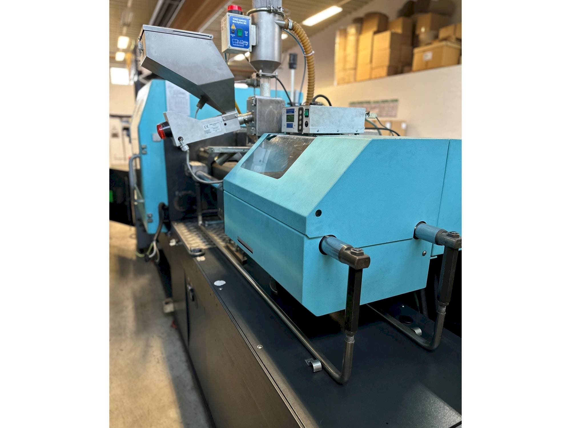 Frontansicht der DEMAG Concept 80/370-120 Maschine