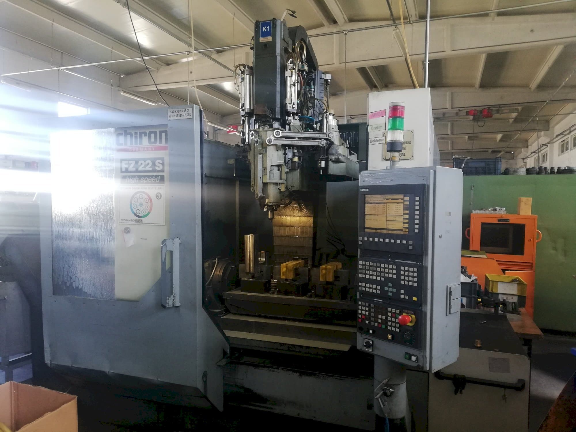 Frontansicht der CHIRON FZ 22 S  Maschine