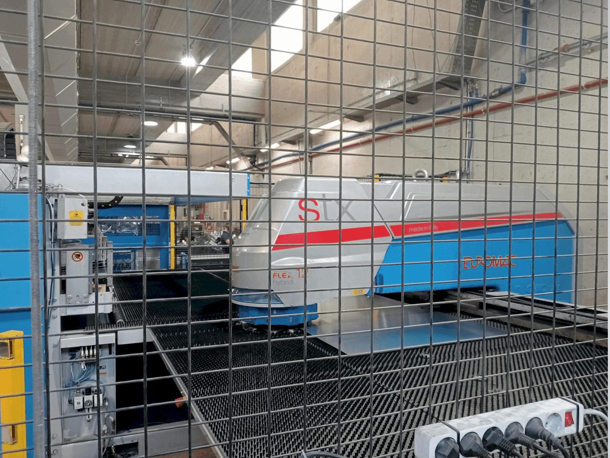 Frontansicht der Euromac 1250 STX Flex 12 Hybrid  Maschine