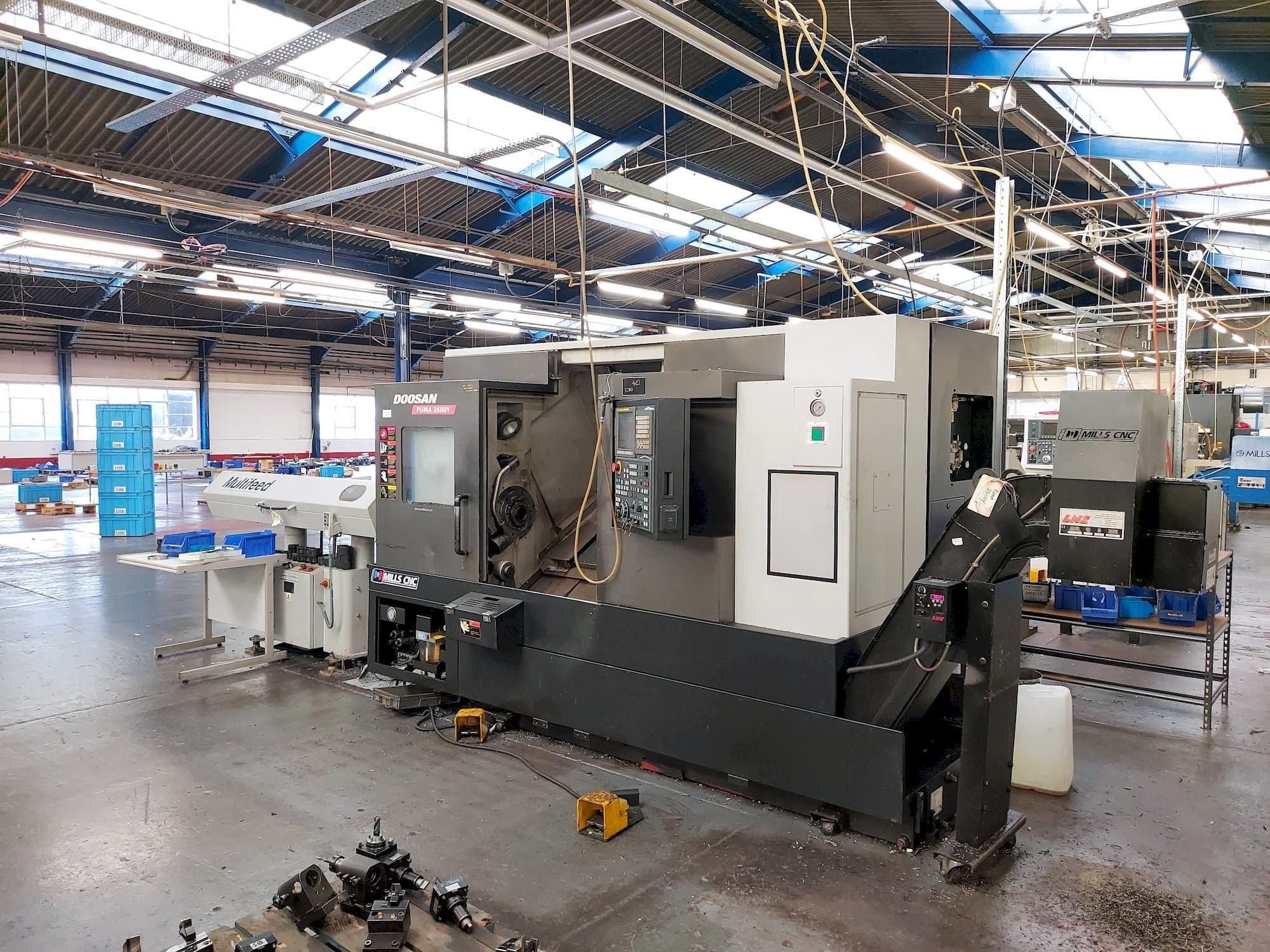 Frontansicht der Doosan Puma 2600Y  Maschine