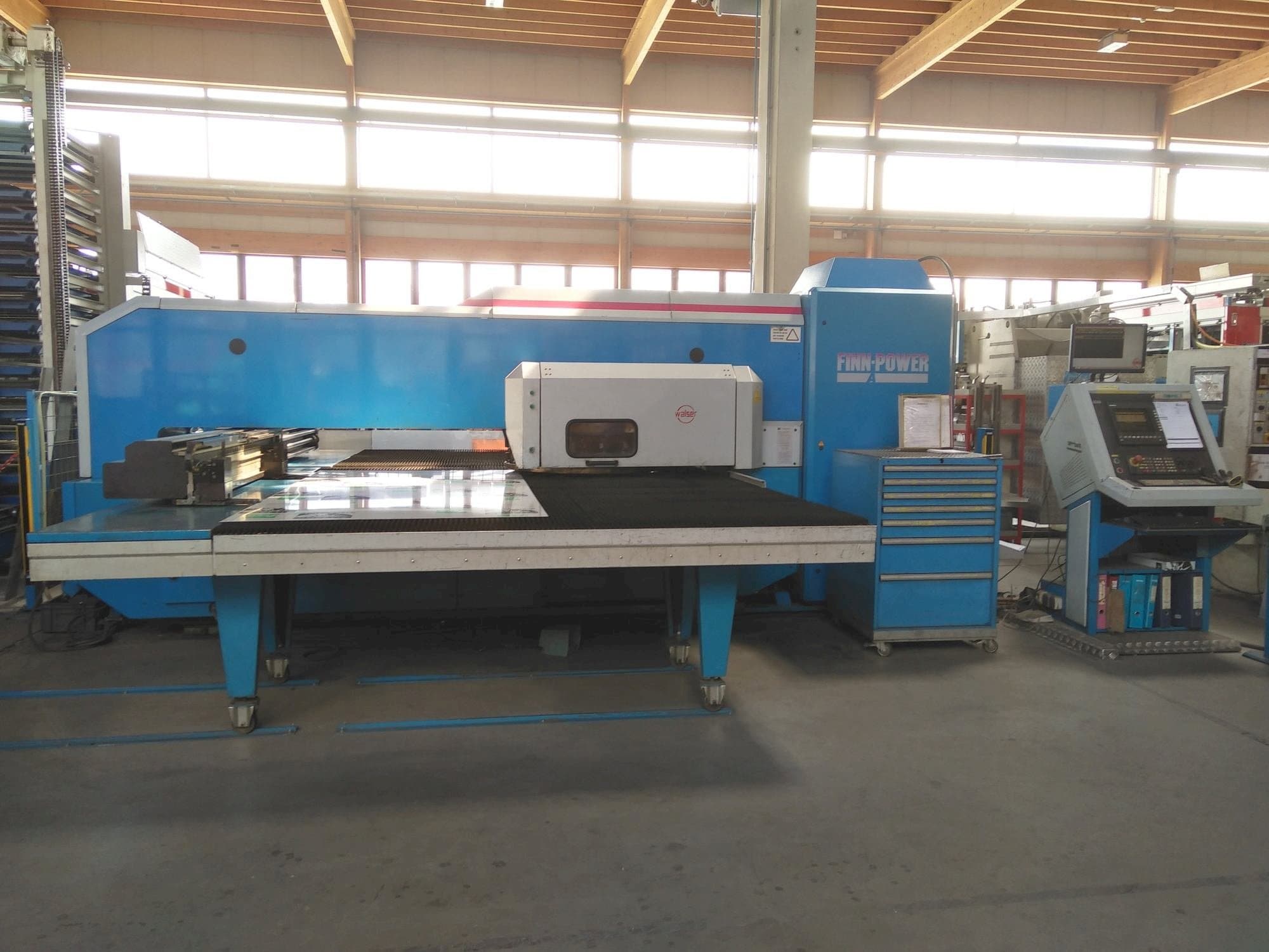 Frontansicht der Finn-Power A5-20SB  Maschine