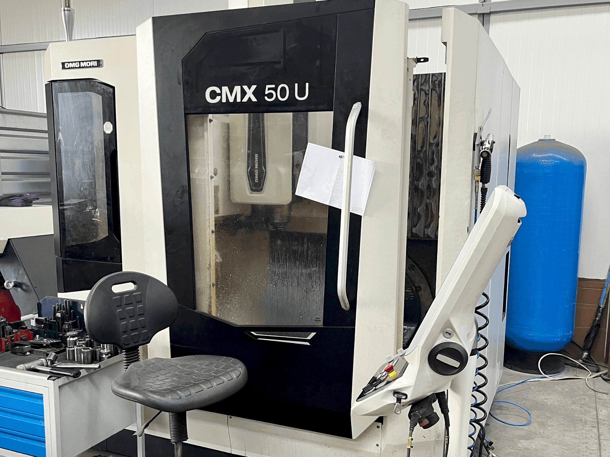 Frontansicht der DMG MORI CMX 50 U  Maschine
