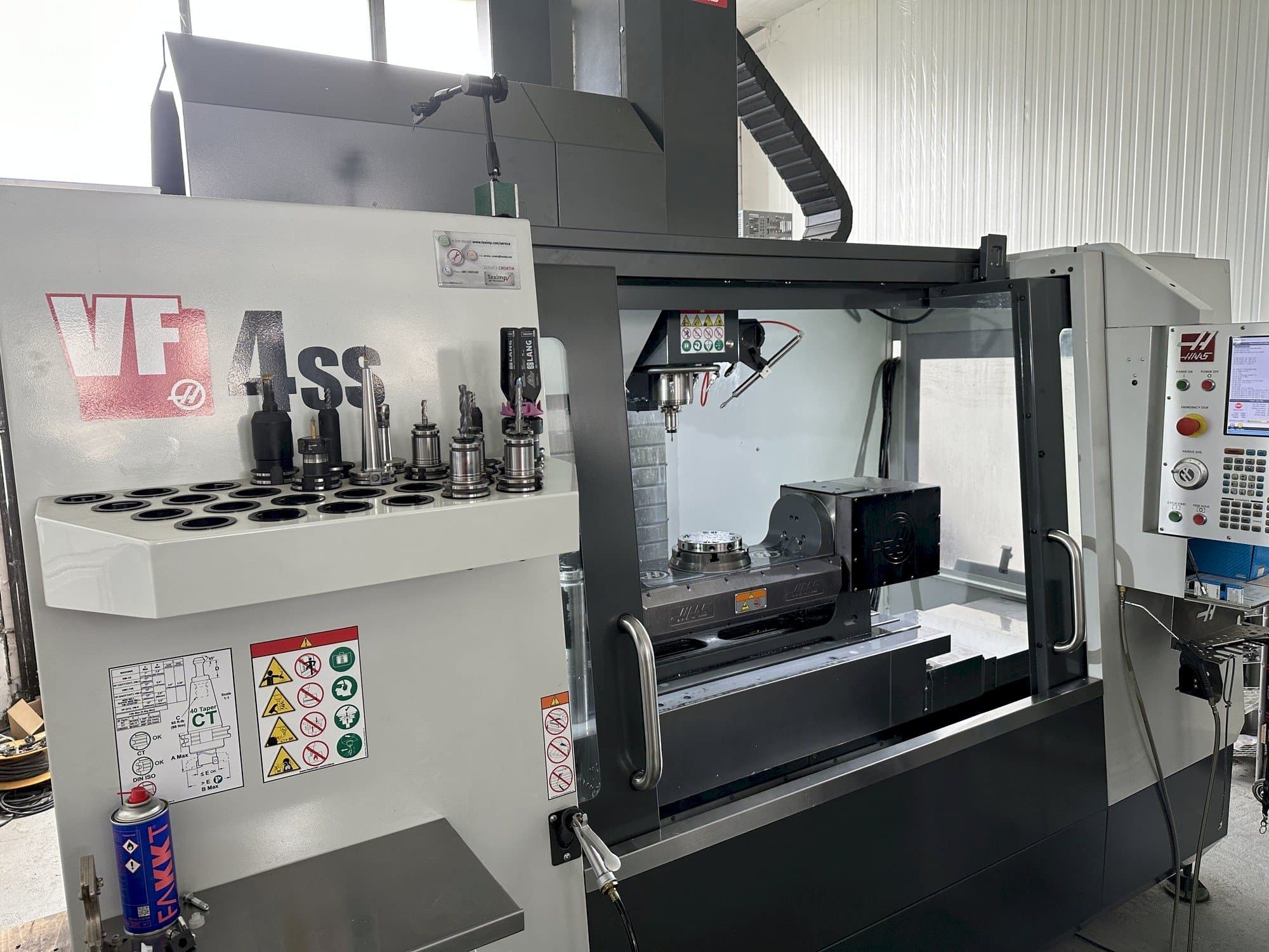 Linke Ansicht der HAAS VF-4SS  Maschine
