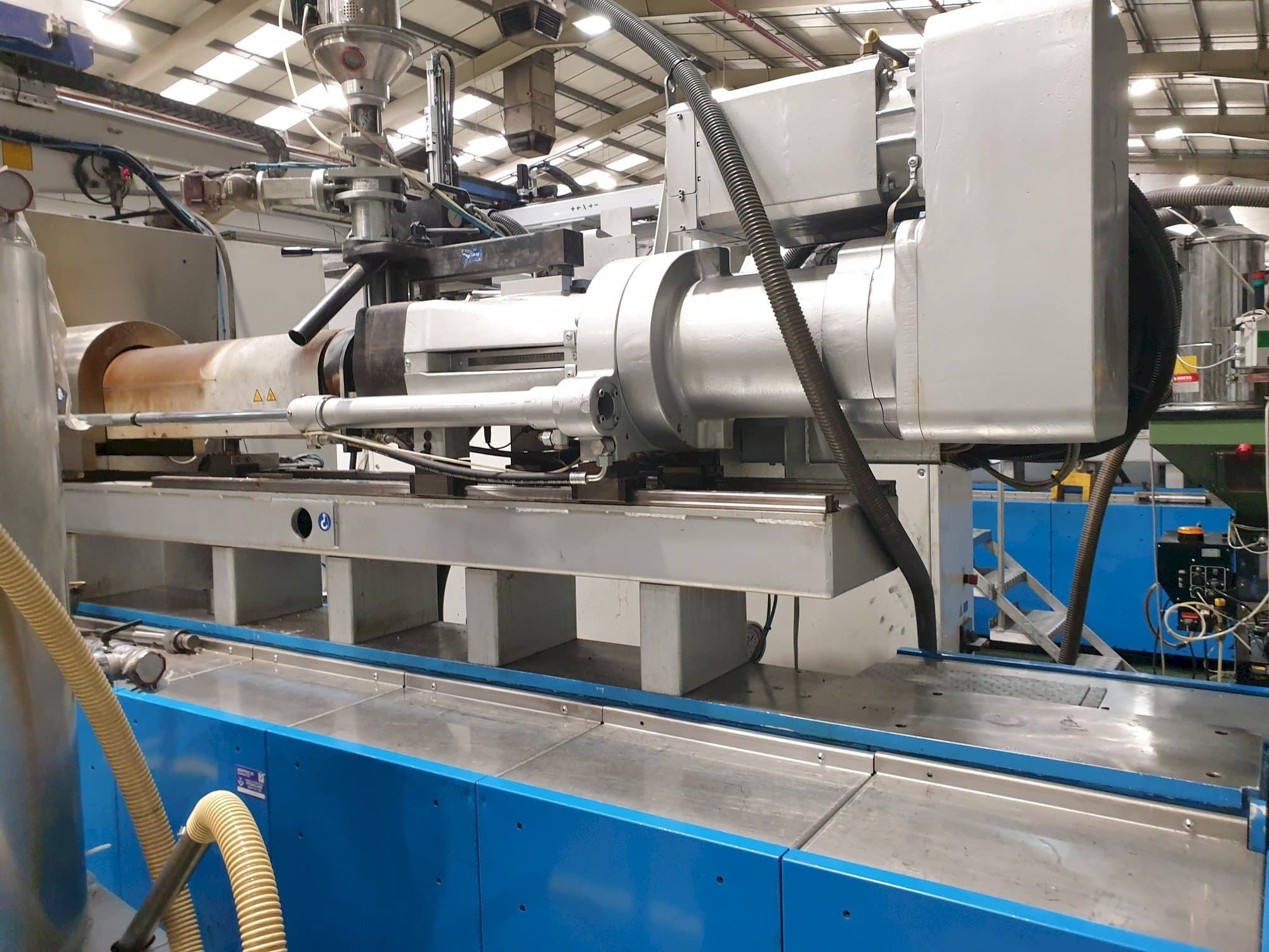 Frontansicht der Netstal EVOS 5500-2000  Maschine