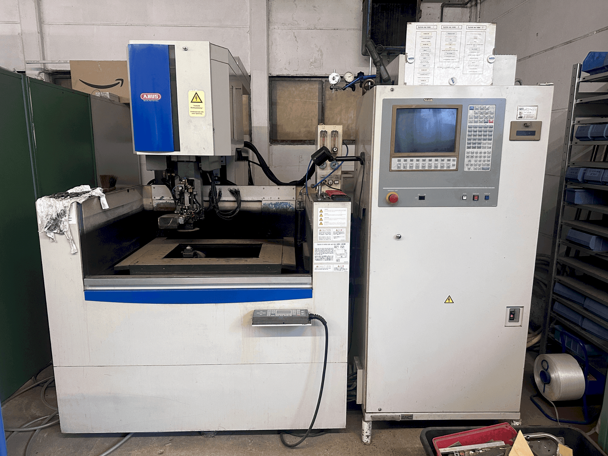 Frontansicht der Mitsubishi FX20K  Maschine