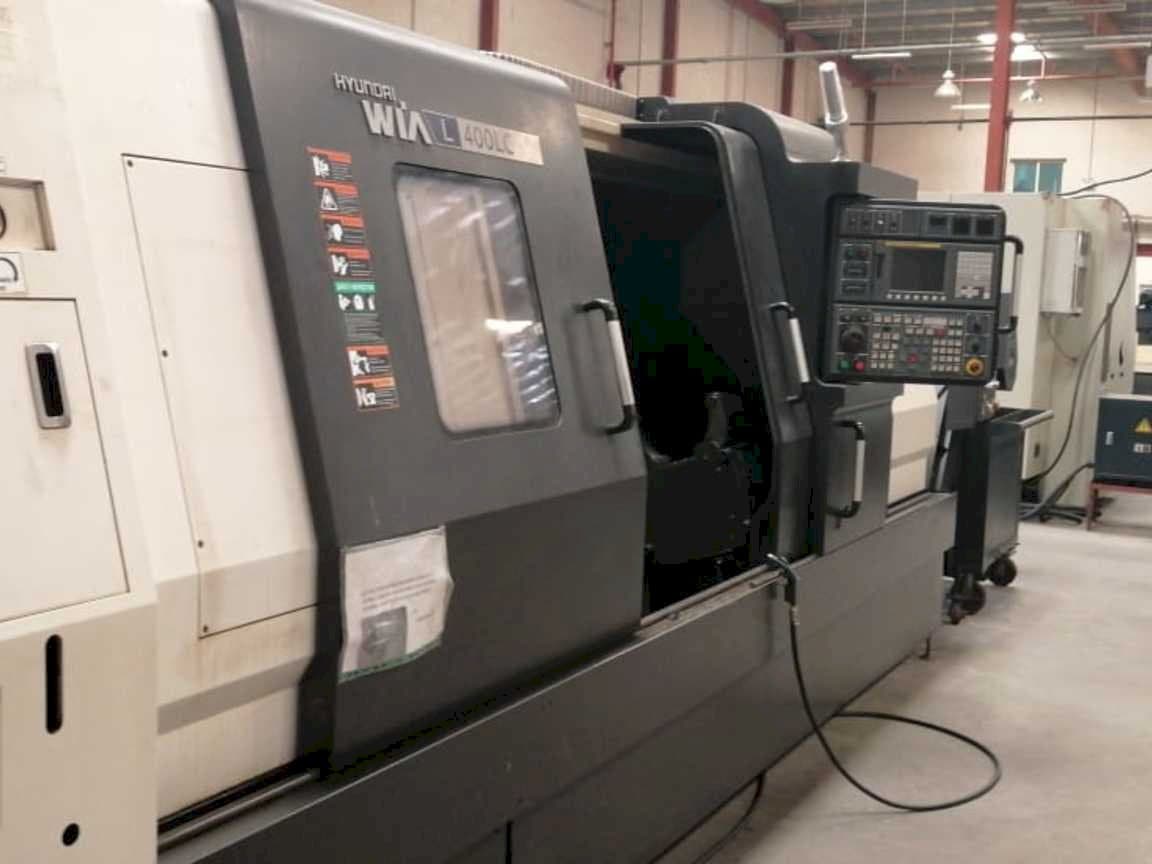 Linke Seitenansicht der Hyundai Wia L400LC  Maschine