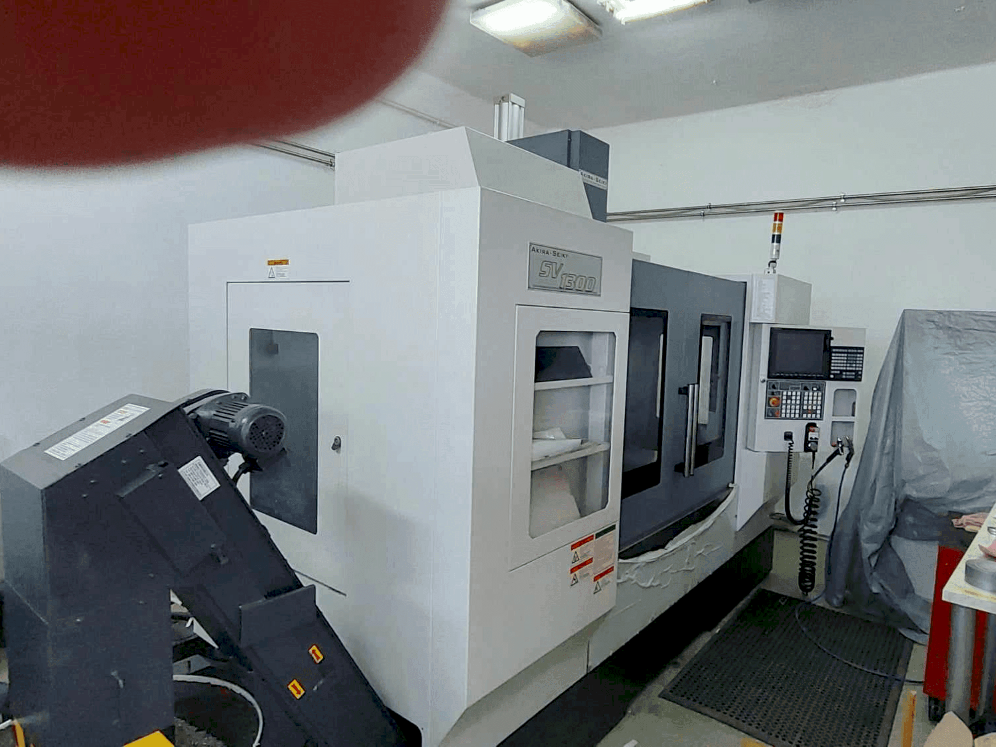 Frontansicht der Akira Seiki SVI300  Maschine