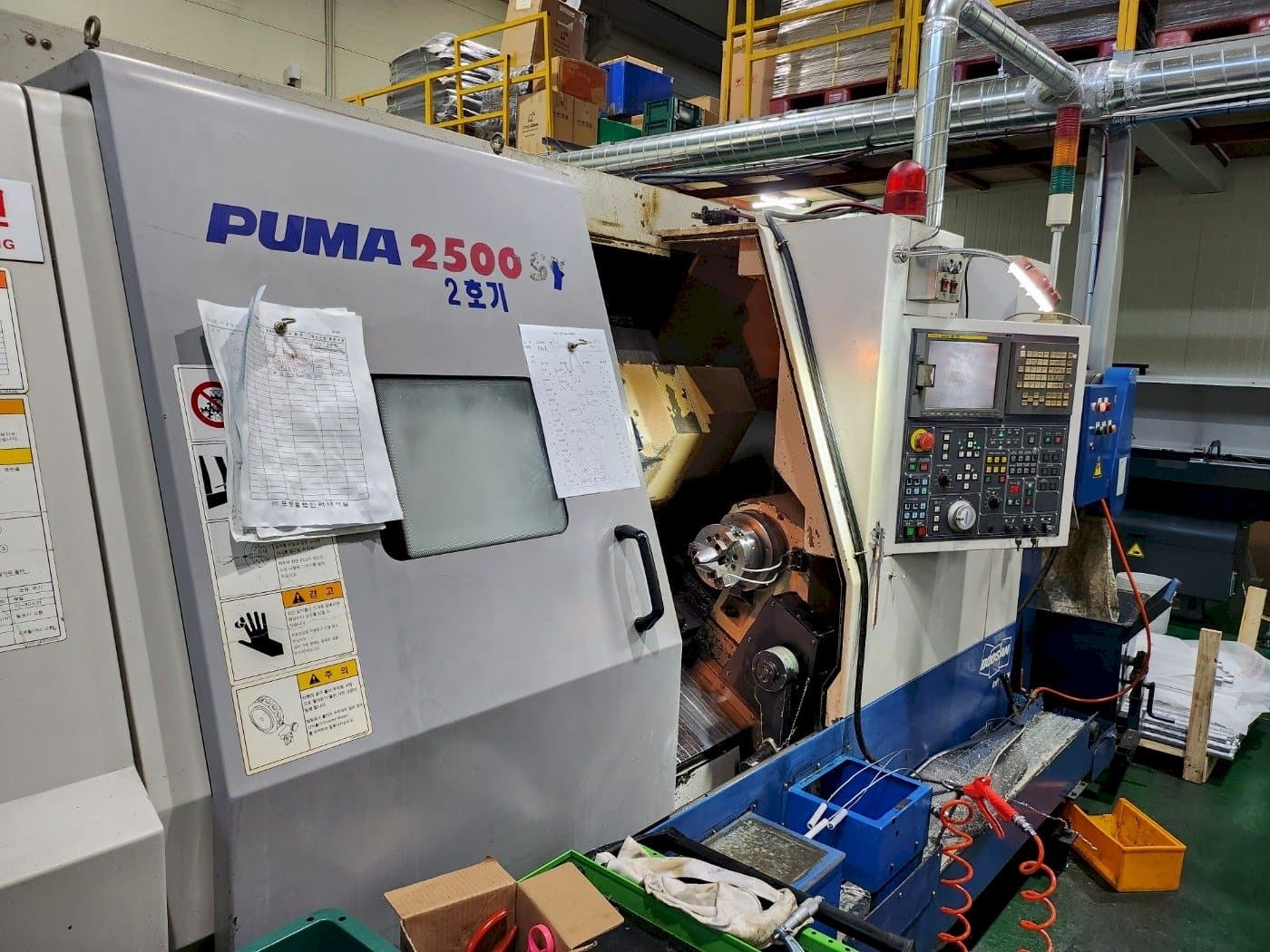 Frontansicht der DOOSAN PUMA 2500SY  Maschine