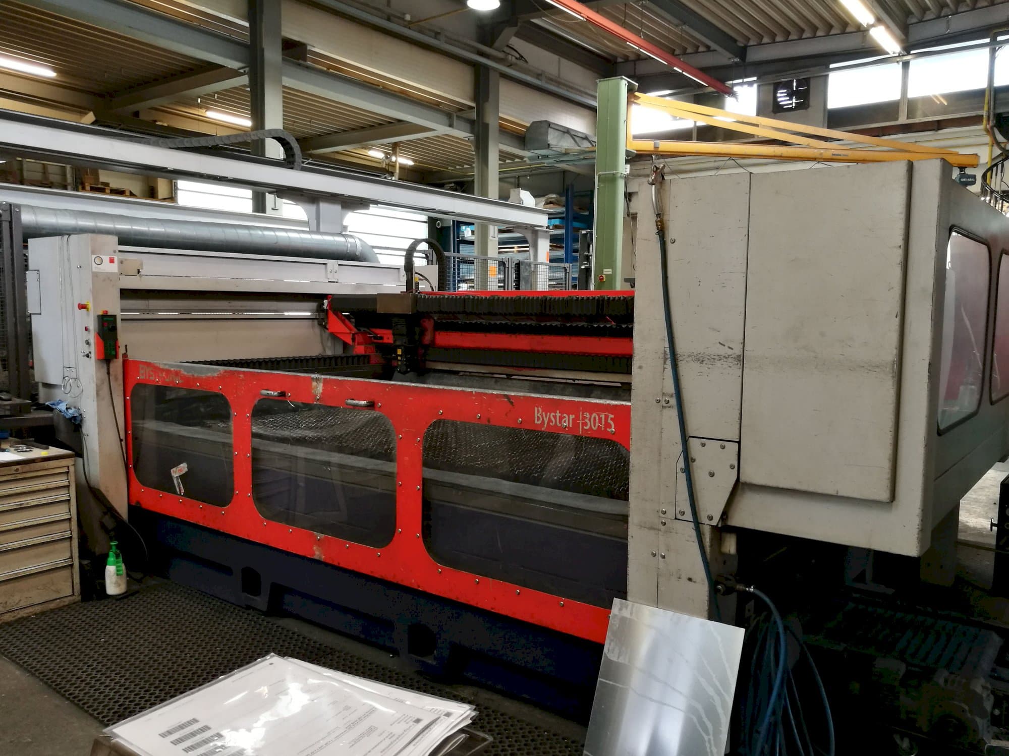 Rechte Ansicht der Bystronic Bystar 3015 Maschine