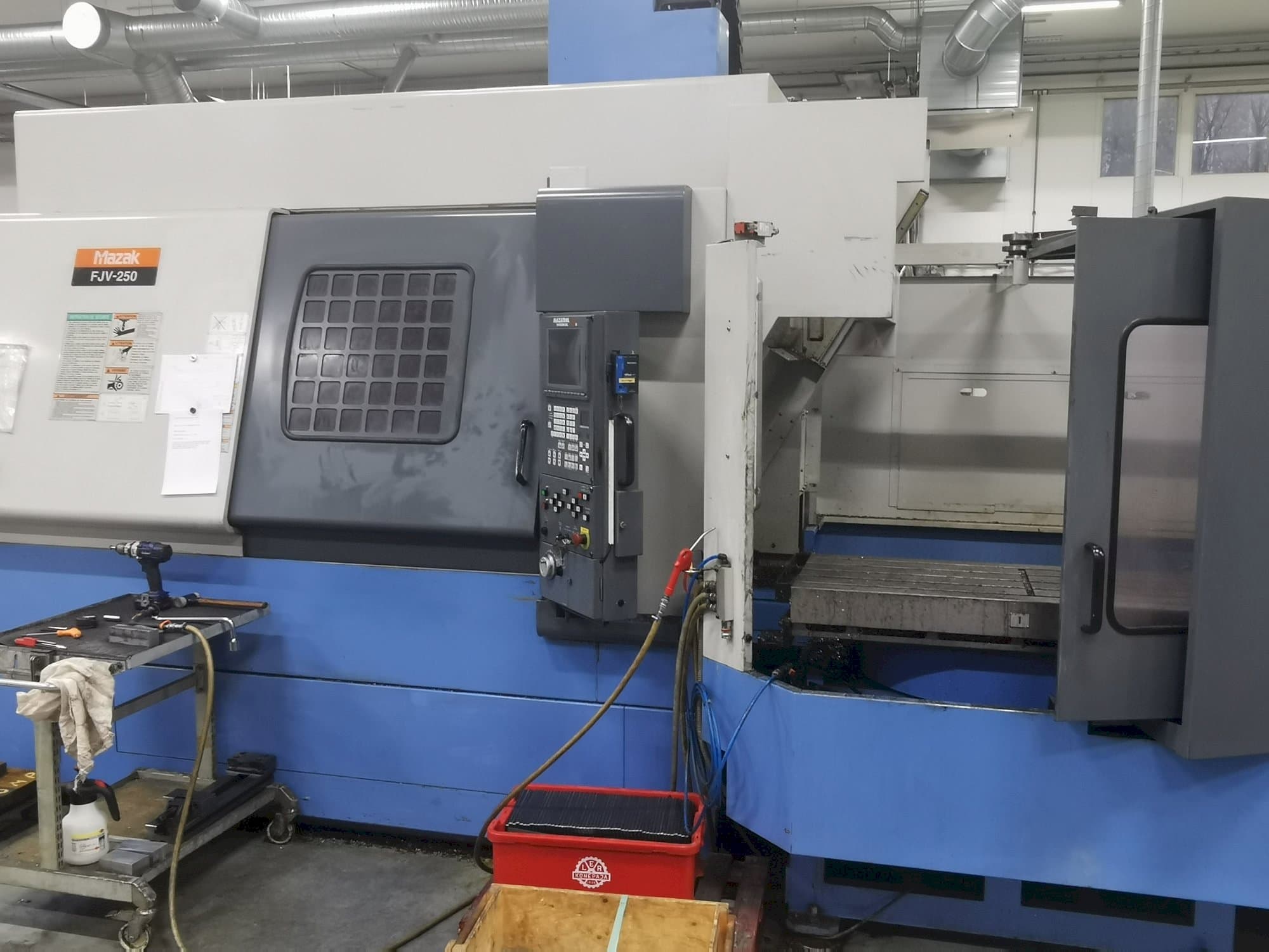 Frontansicht der Mazak FJV250  Maschine