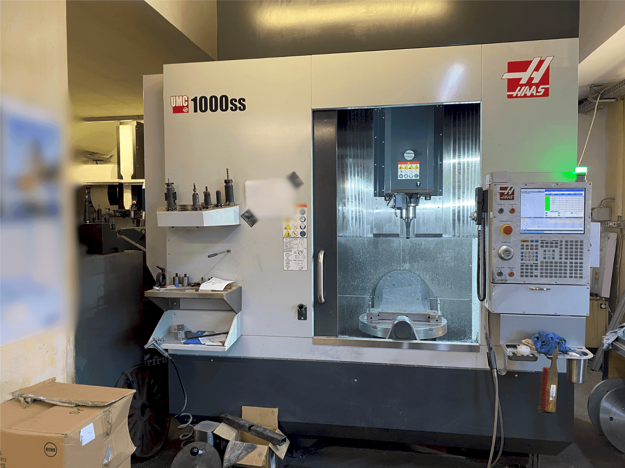 Frontansicht der HAAS UMC-1000SS  Maschine