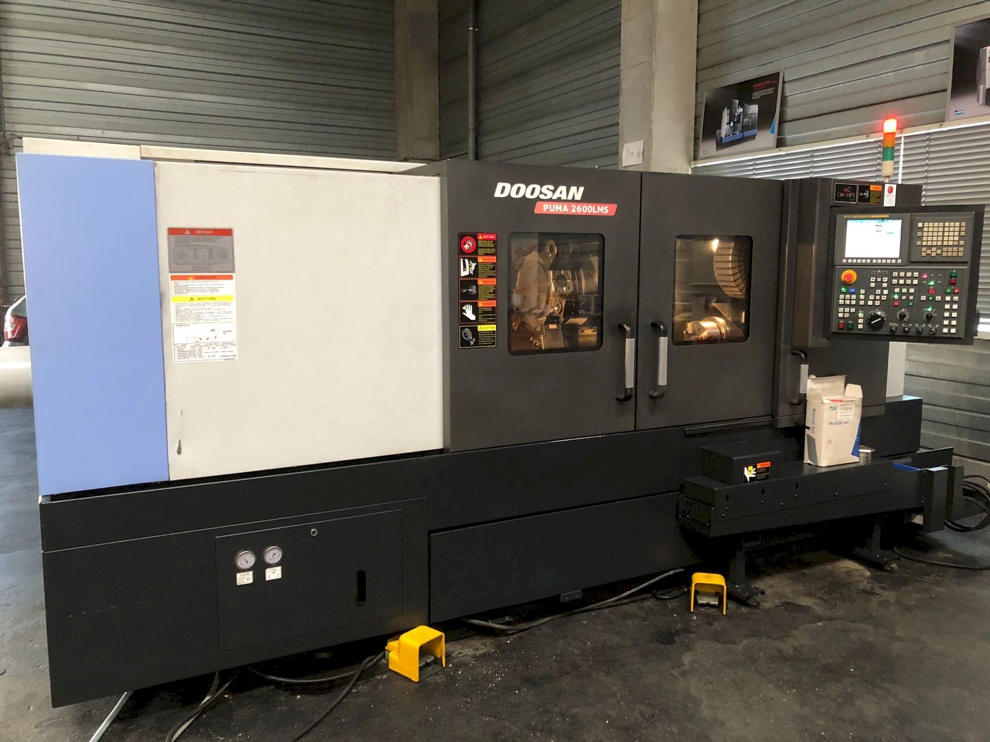 Frontansicht der Doosan Puma 2600 LMS  Maschine