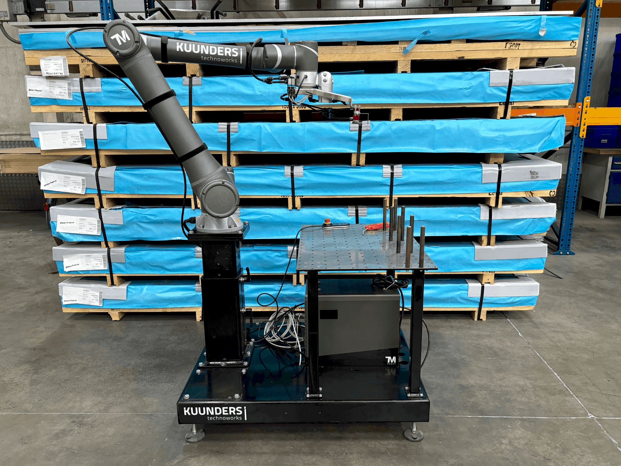 Frontansicht der TECHMAN ROBOT TM12  Maschine