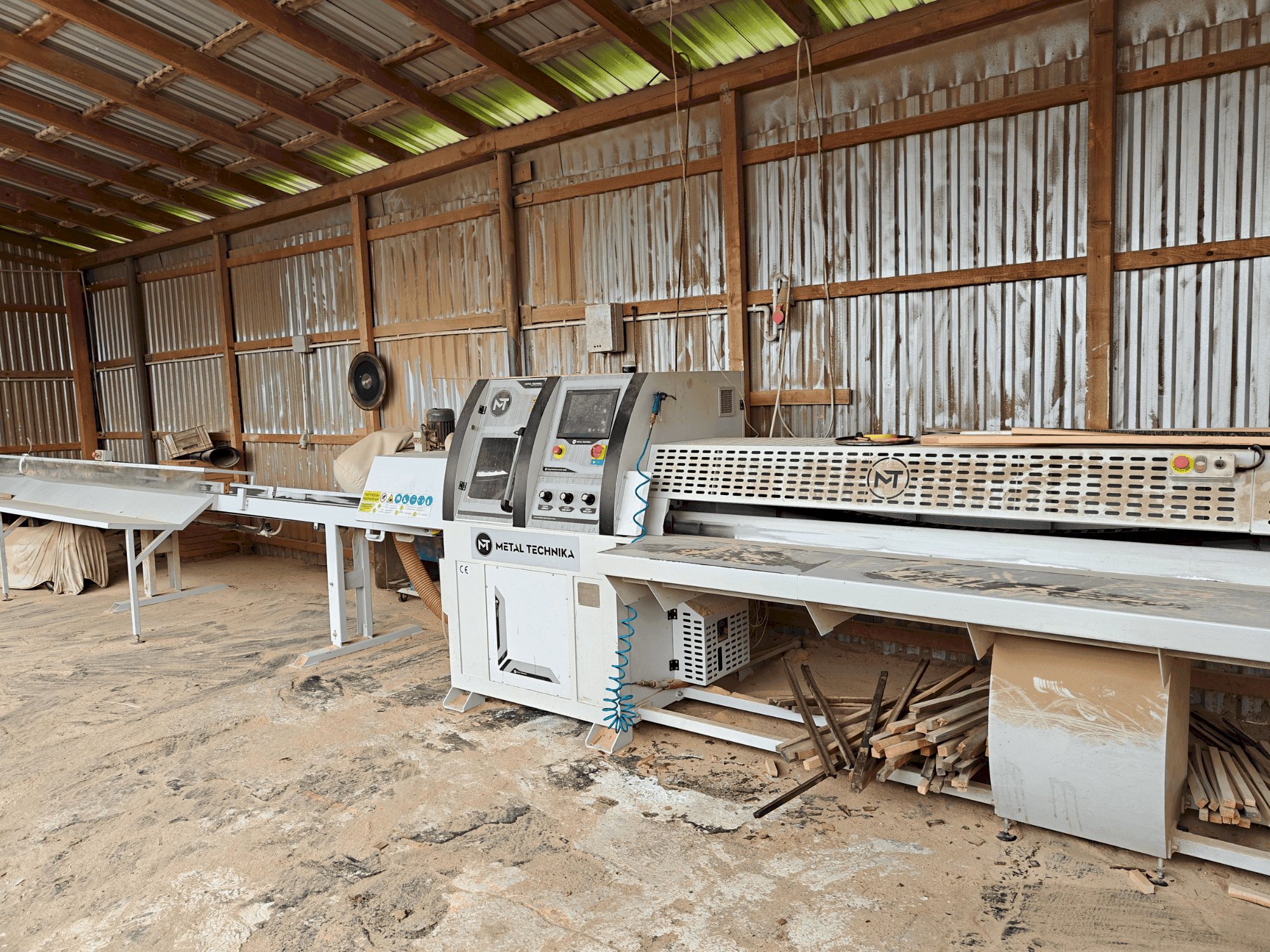 Frontansicht der METAL TECHNIKA OWD-1600  Maschine