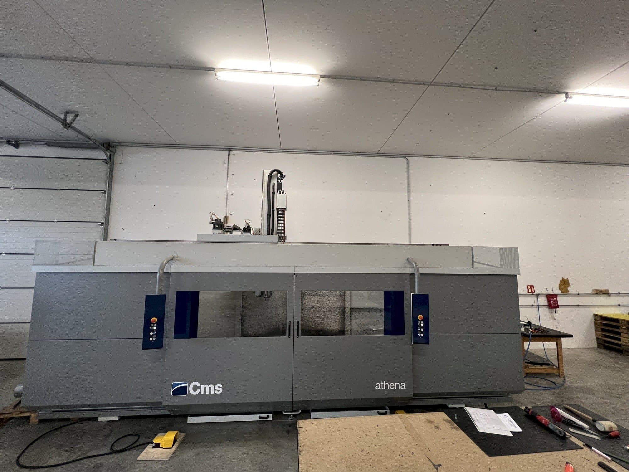 Frontansicht der CMS Athena A3 OCE Maschine