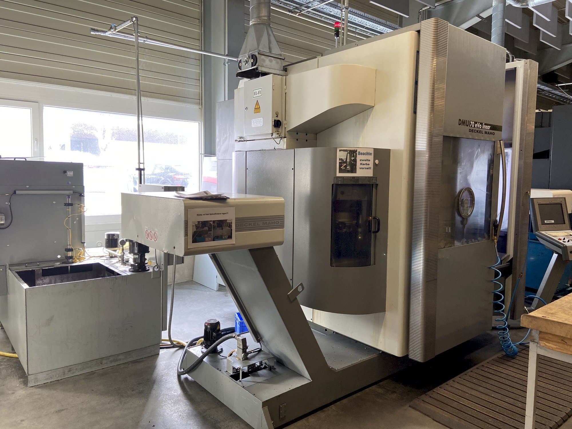 Frontansicht der DECKEL MAHO DMU 70 eVo linear  Maschine