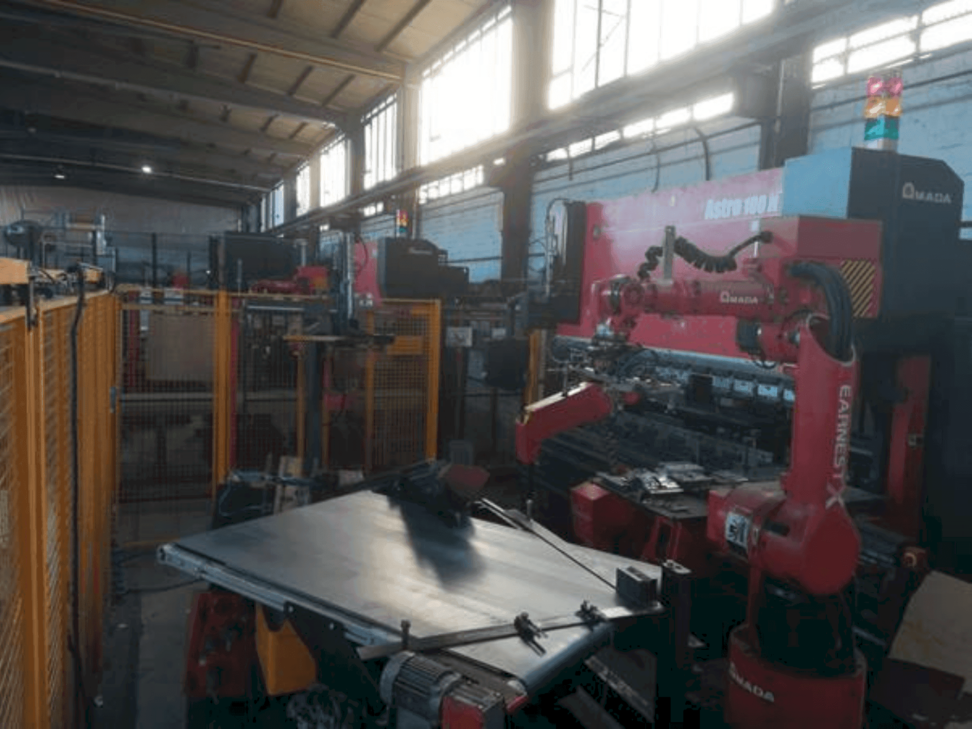 Frontansicht der AMADA Astro 100 NT  Maschine
