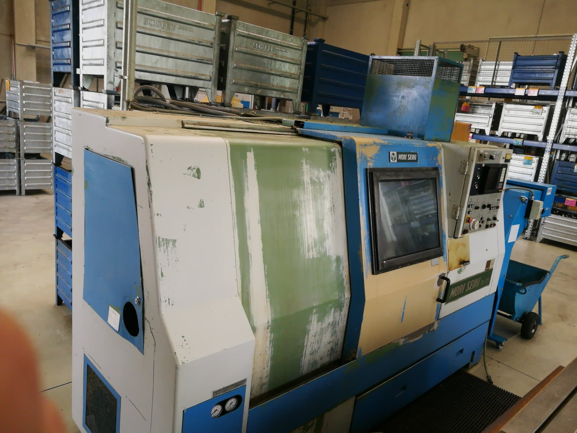 Linke Ansicht der MORI SEIKI SL-25A/500 Maschine