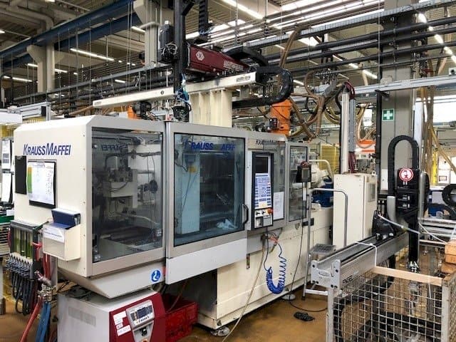 Frontansicht der Krauss Maffei 150-700 C2  Maschine