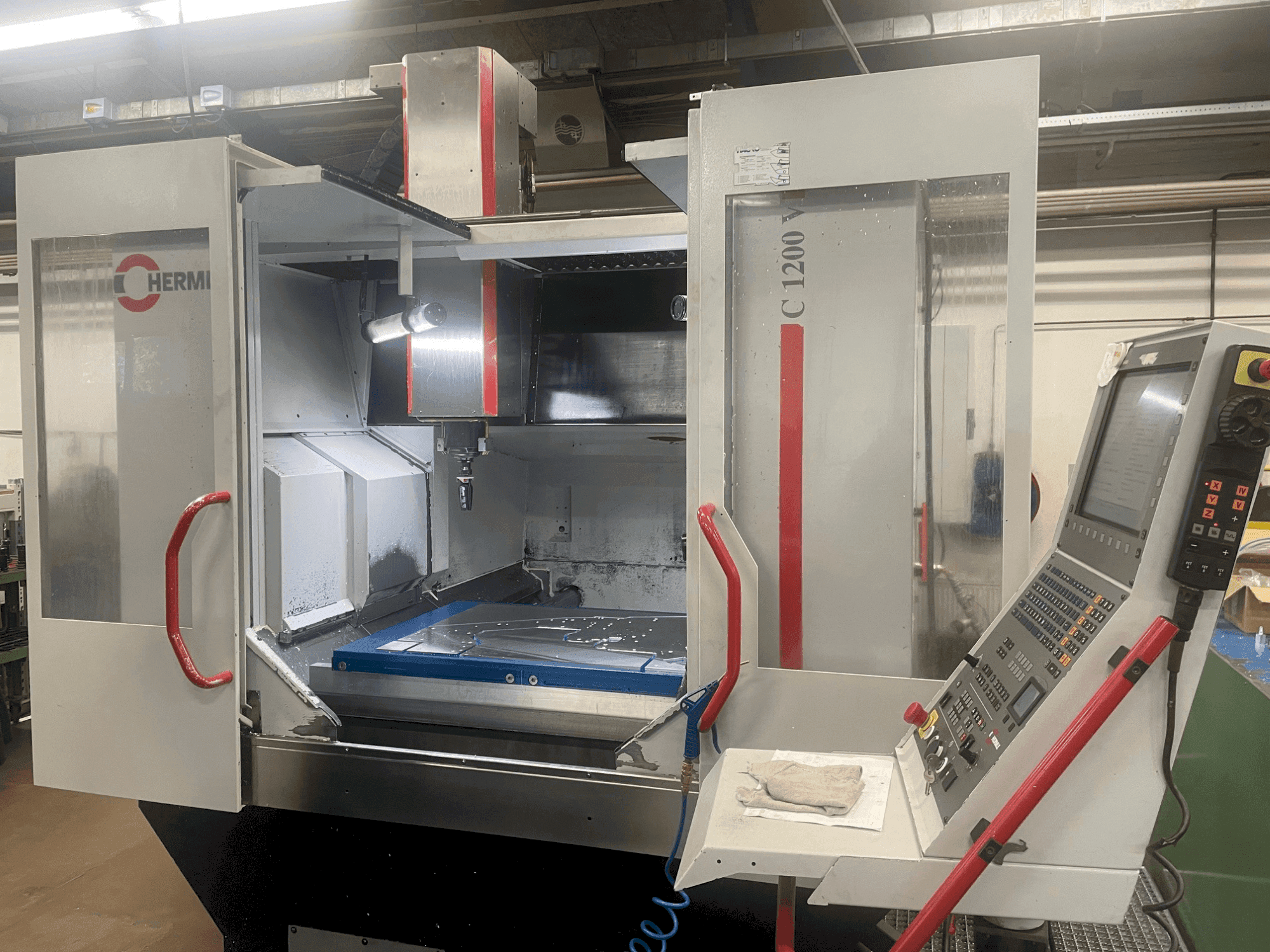 Frontansicht der HERMLE C 1200 V  Maschine