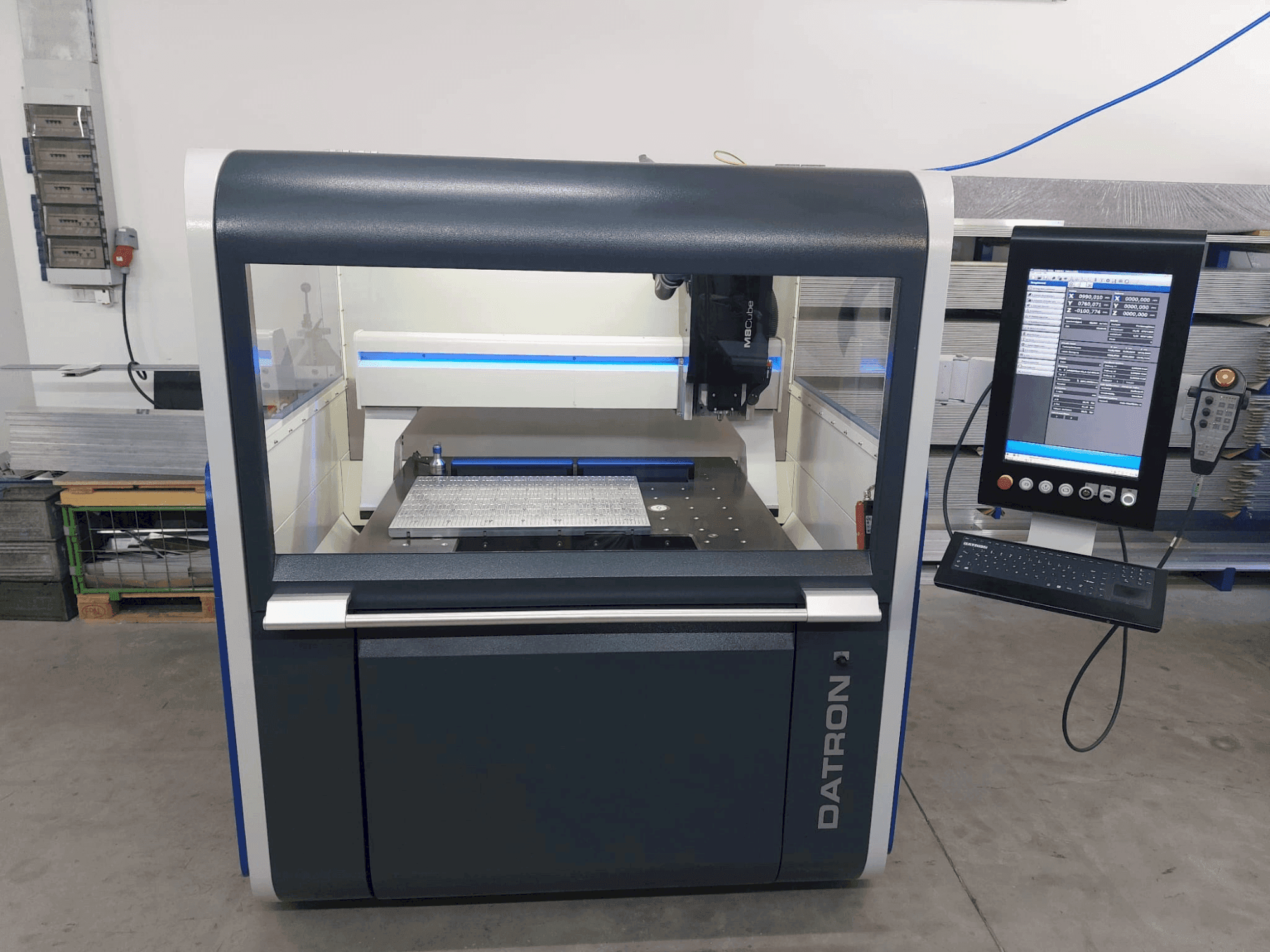 Frontansicht der Datron M8 Cube  Maschine