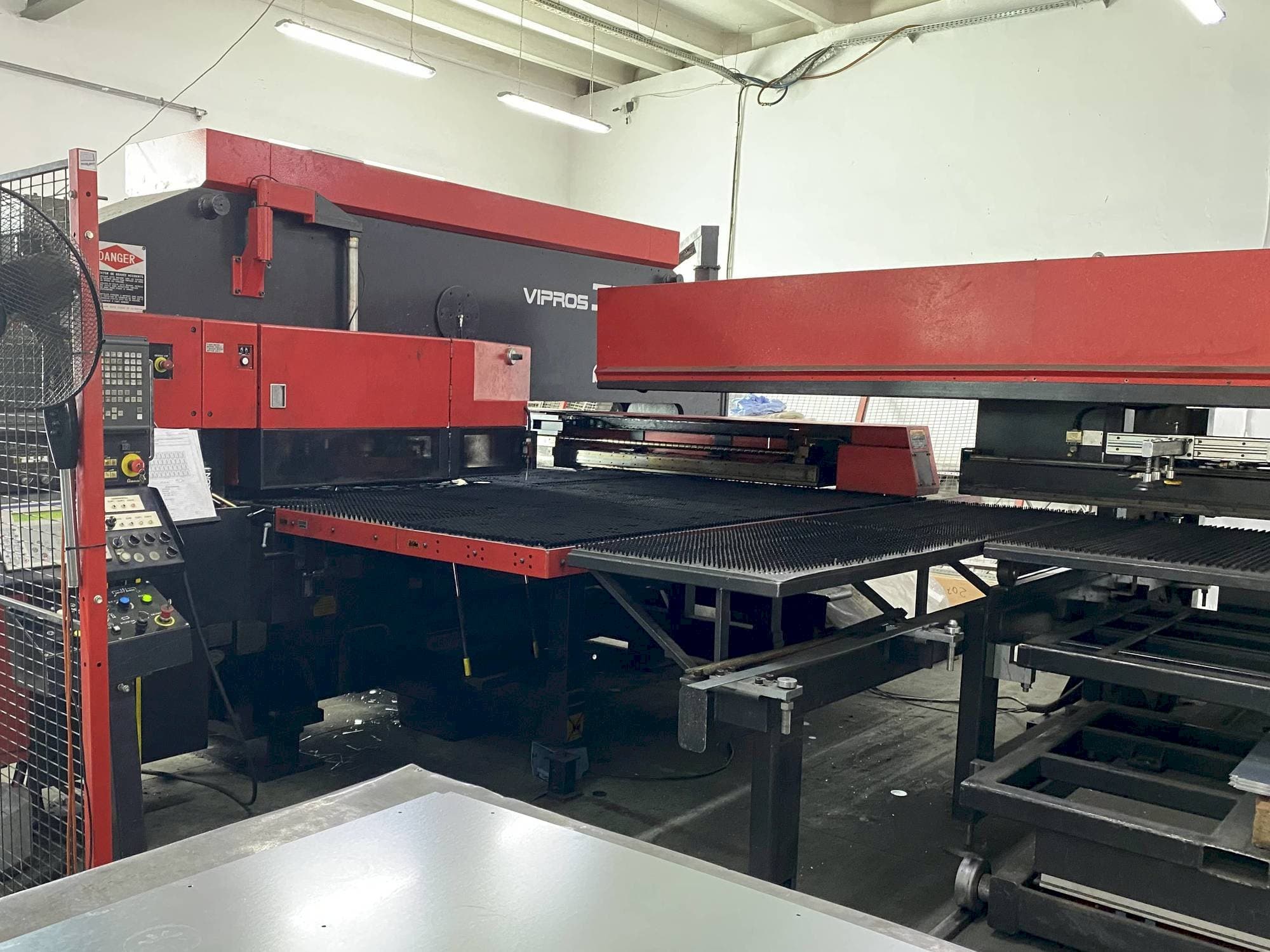 Frontansicht der AMADA VIPROS 358 KING  Maschine