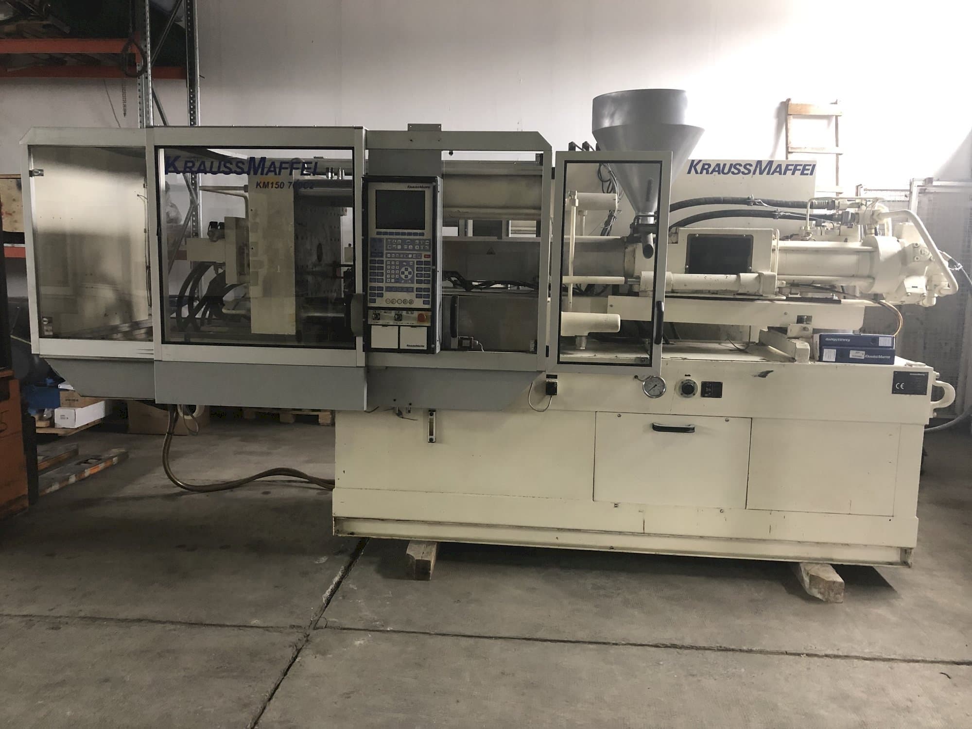 Frontansicht der Krauss Maffei 150-700 C2  Maschine