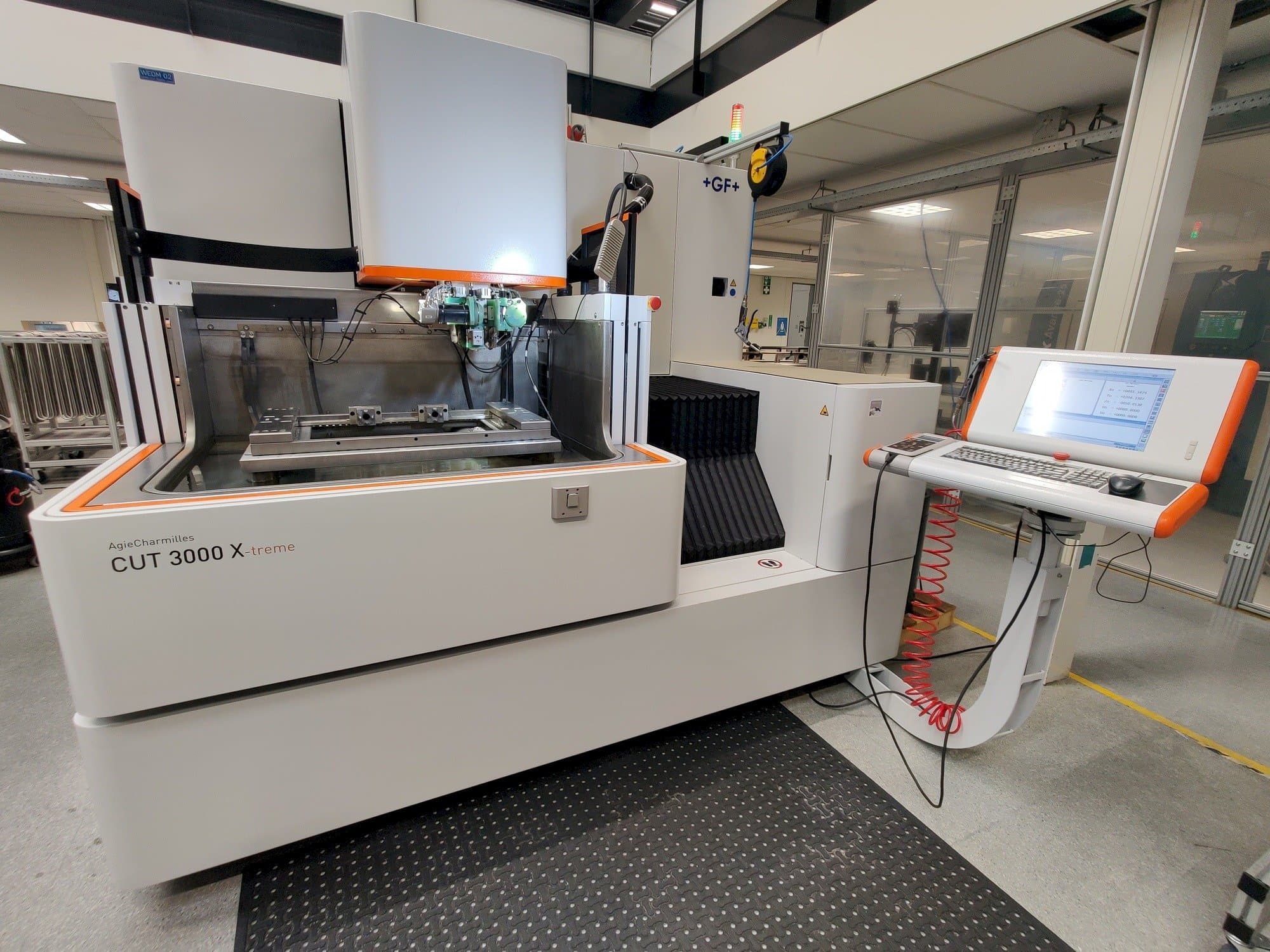Frontansicht der GF AgieCharmilles CUT 3000 X  Maschine