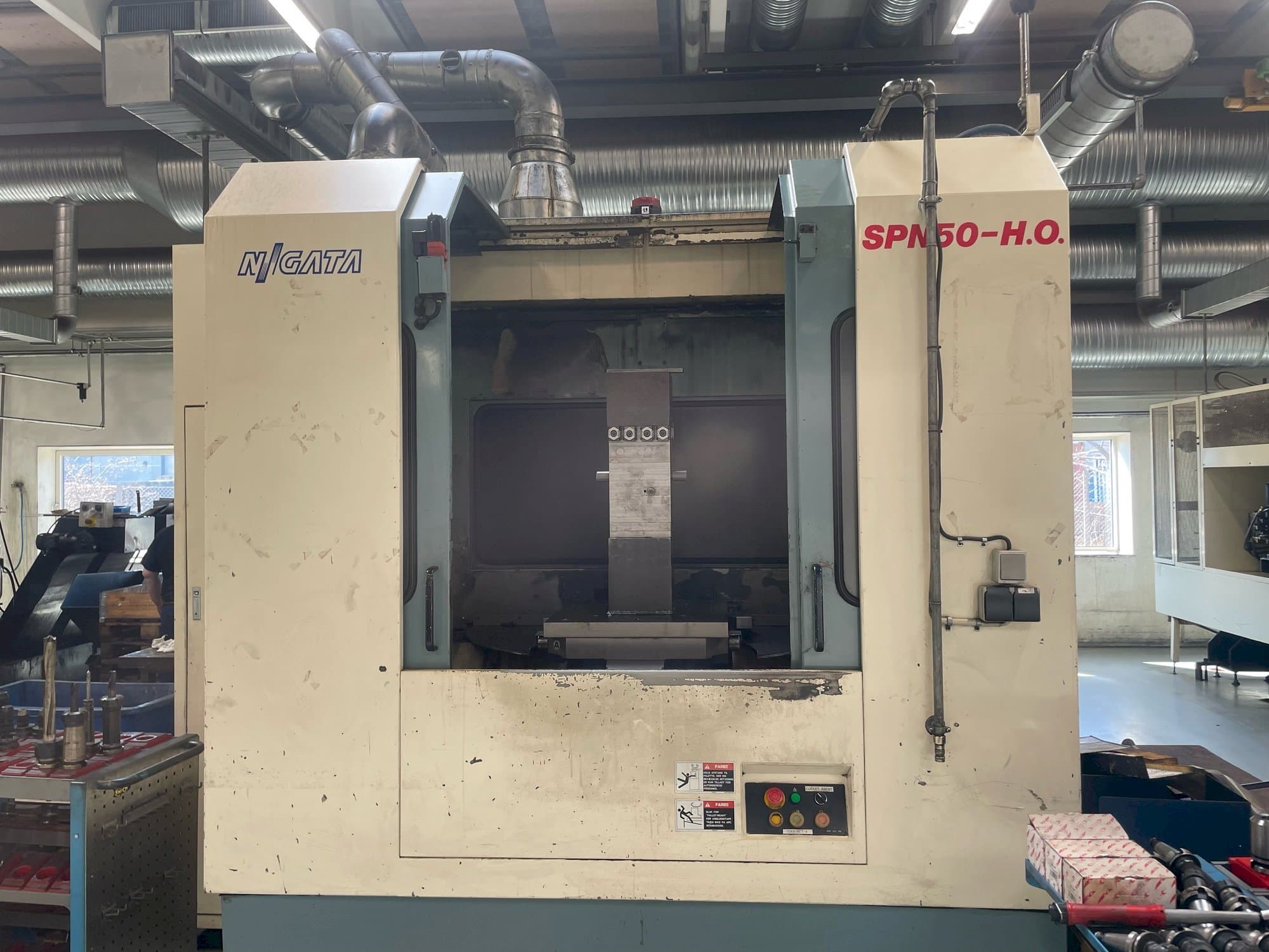 Frontansicht der Niigata SPN 50-HO Maschine