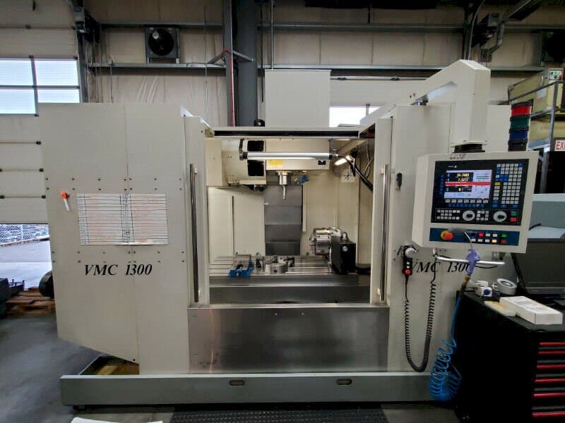 Frontansicht der Modern Microcut VMC 1300  Maschine