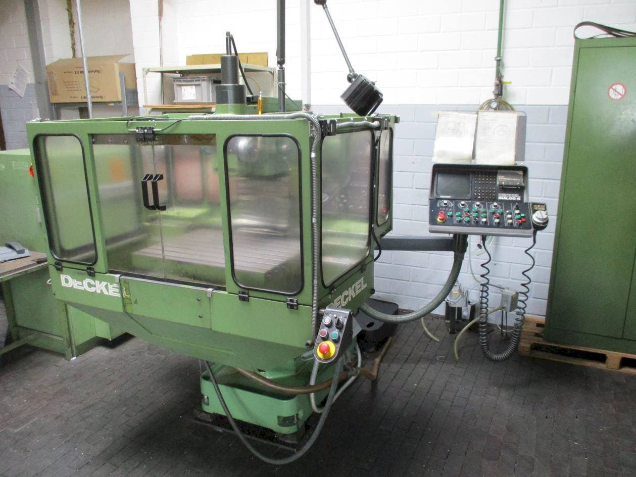 Frontansicht der DECKEL FP 3NC  Maschine