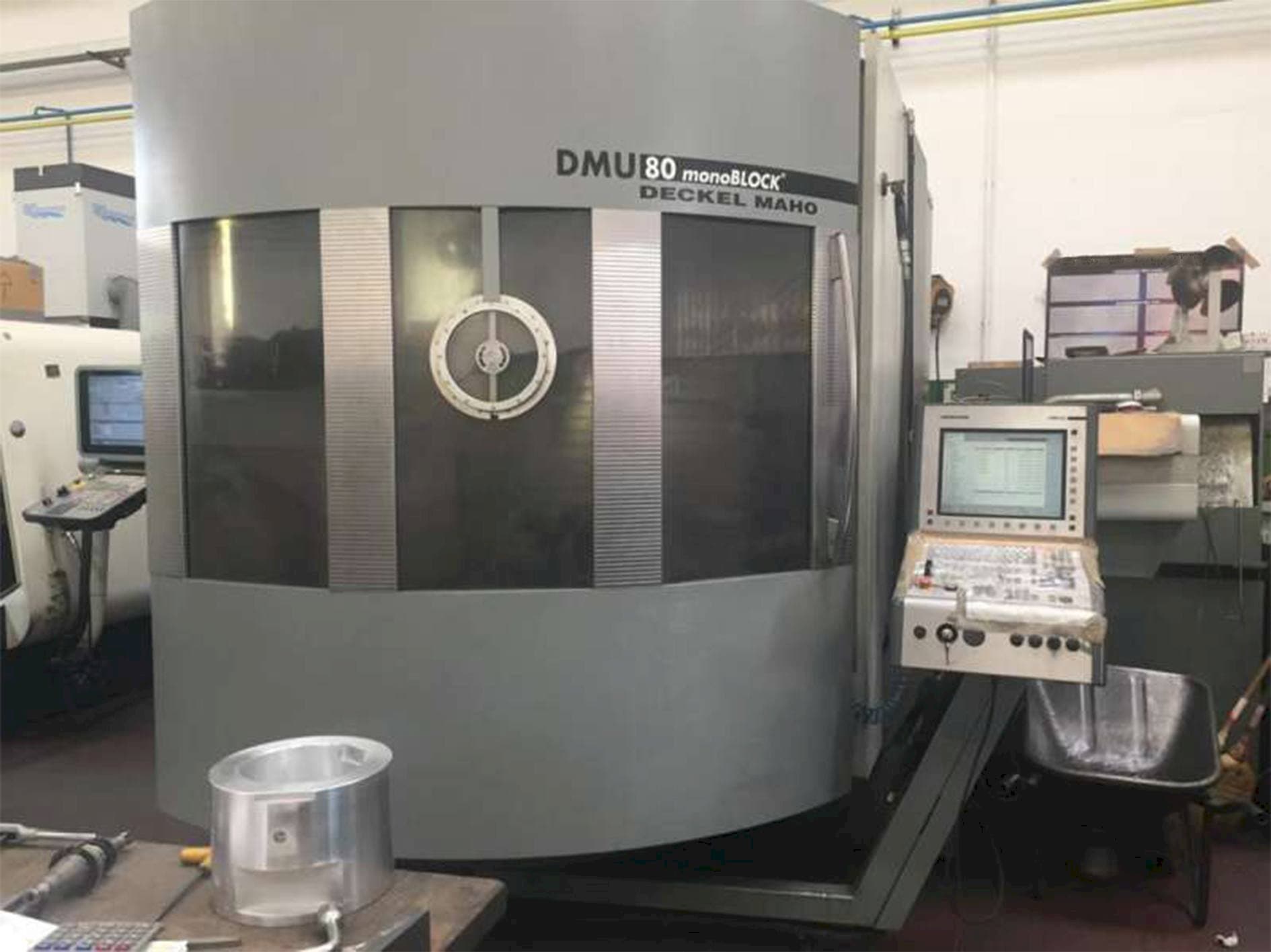 Frontansicht der DECKEL MAHO DMU 80 monoblock  Maschine