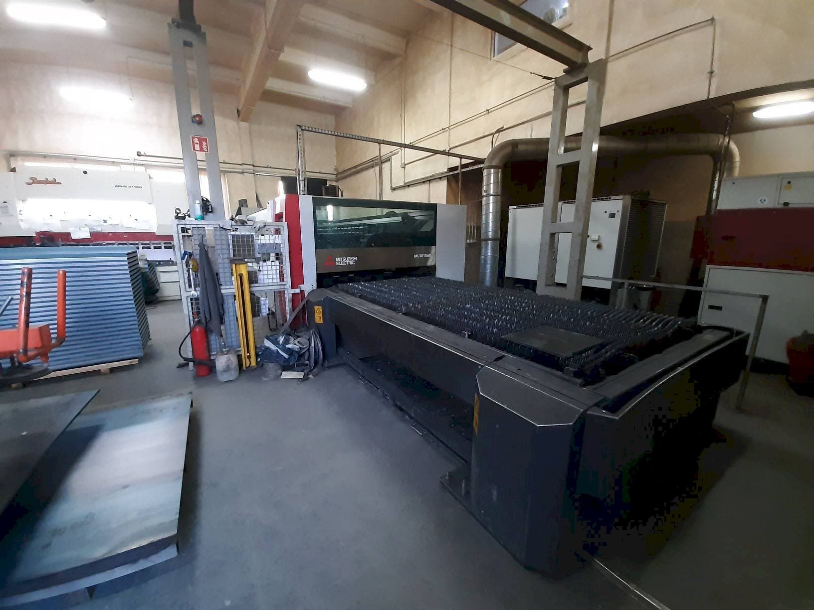 Frontansicht der Mitsubishi ML3015 eX(S2)-450F-R  Maschine