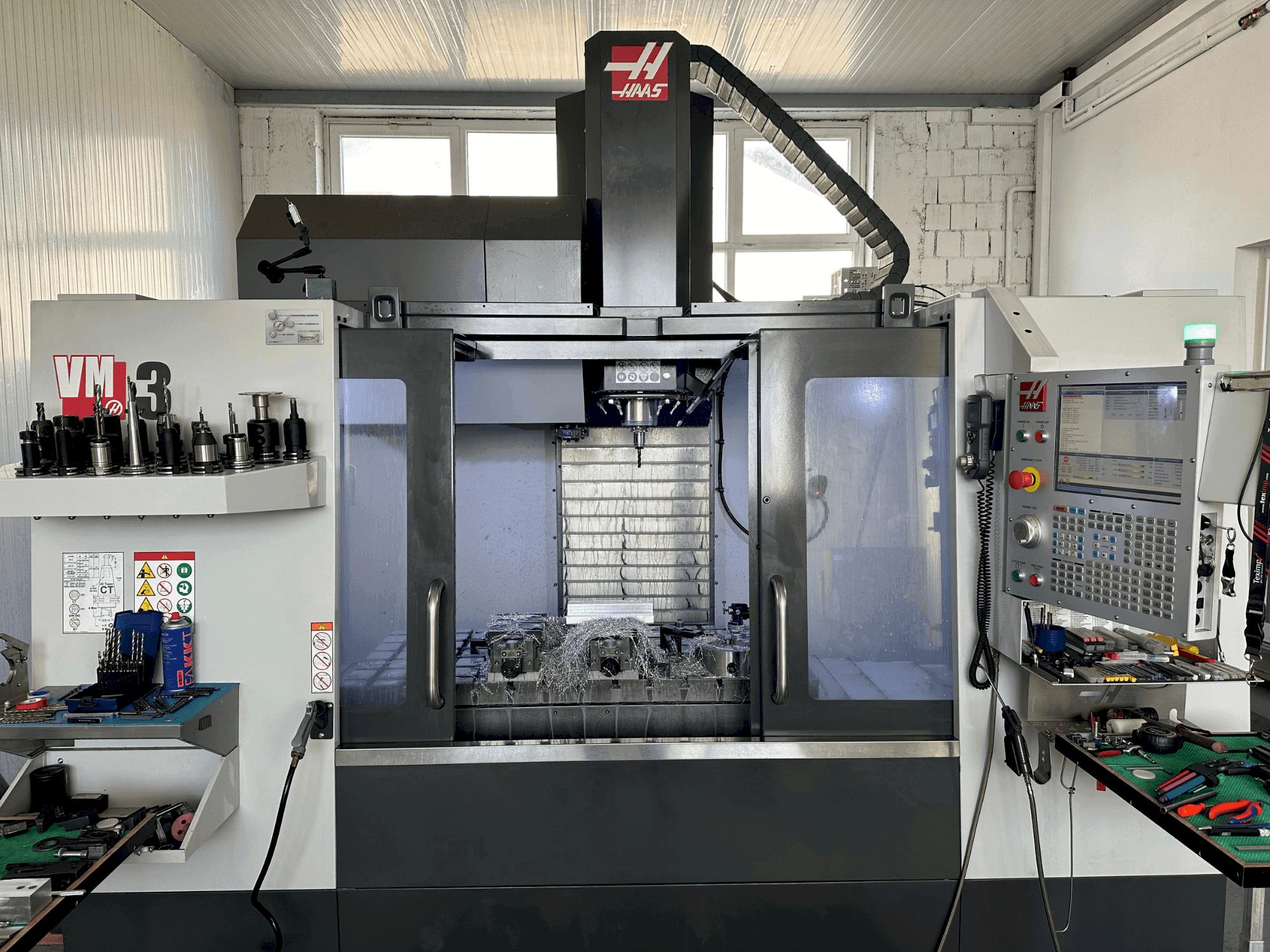 Frontansicht der HAAS VM-3  Maschine