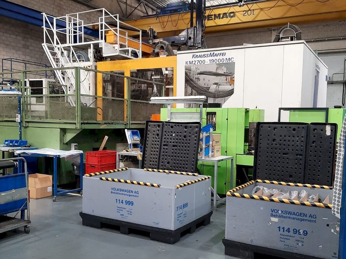 Frontansicht der Krauss Maffei 2700/19000 MC  Maschine