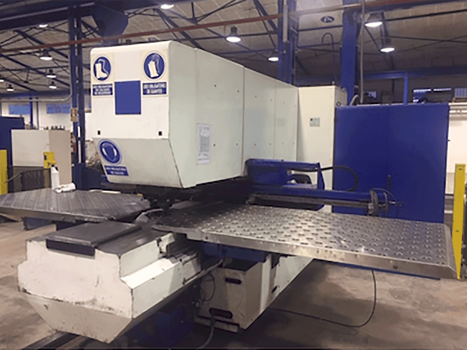 Frontansicht der Trumpf Trumatic 240R  Maschine