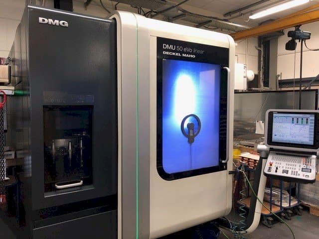 Frontansicht der DECKEL MAHO DMU 50 eVo Linear  Maschine