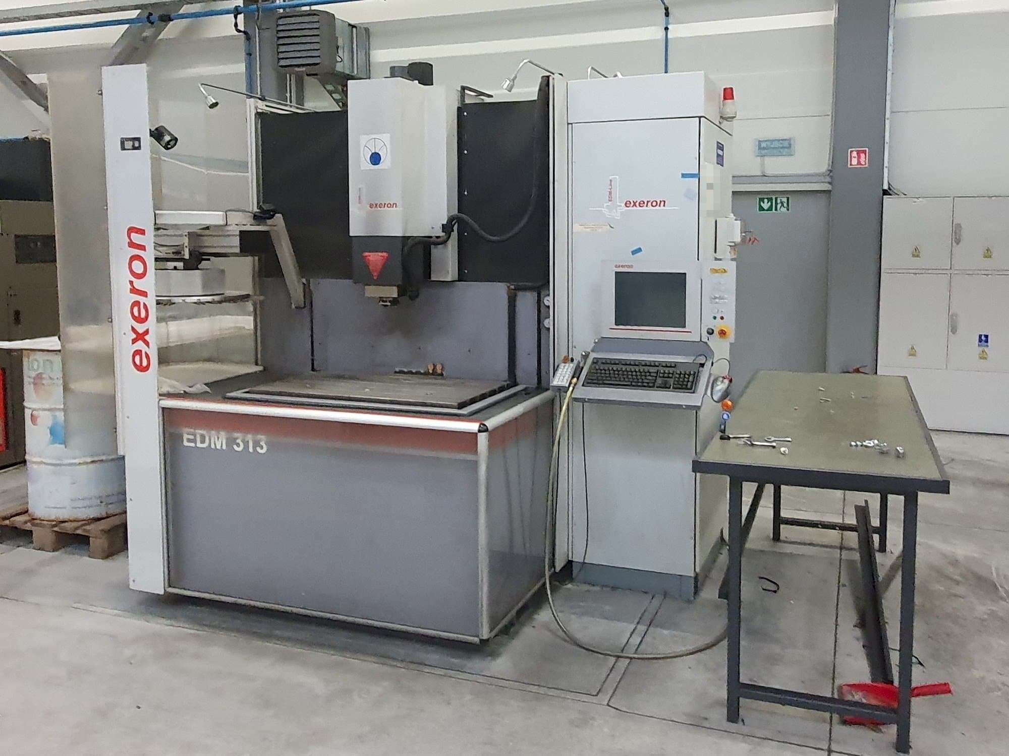 Frontansicht der EXTRON EDM 313  Maschine
