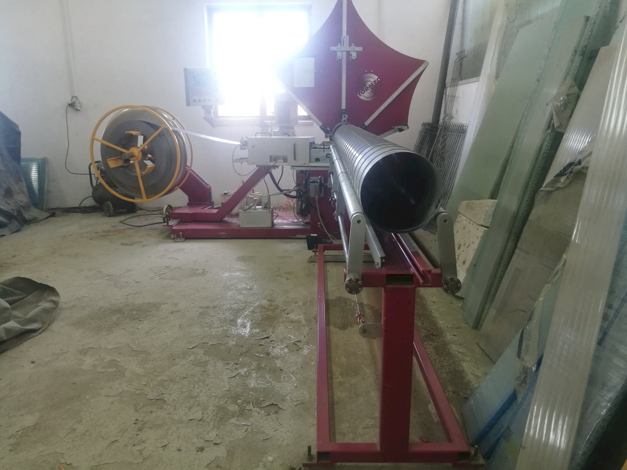 Frontansicht der Tormec Tubo-S  Maschine