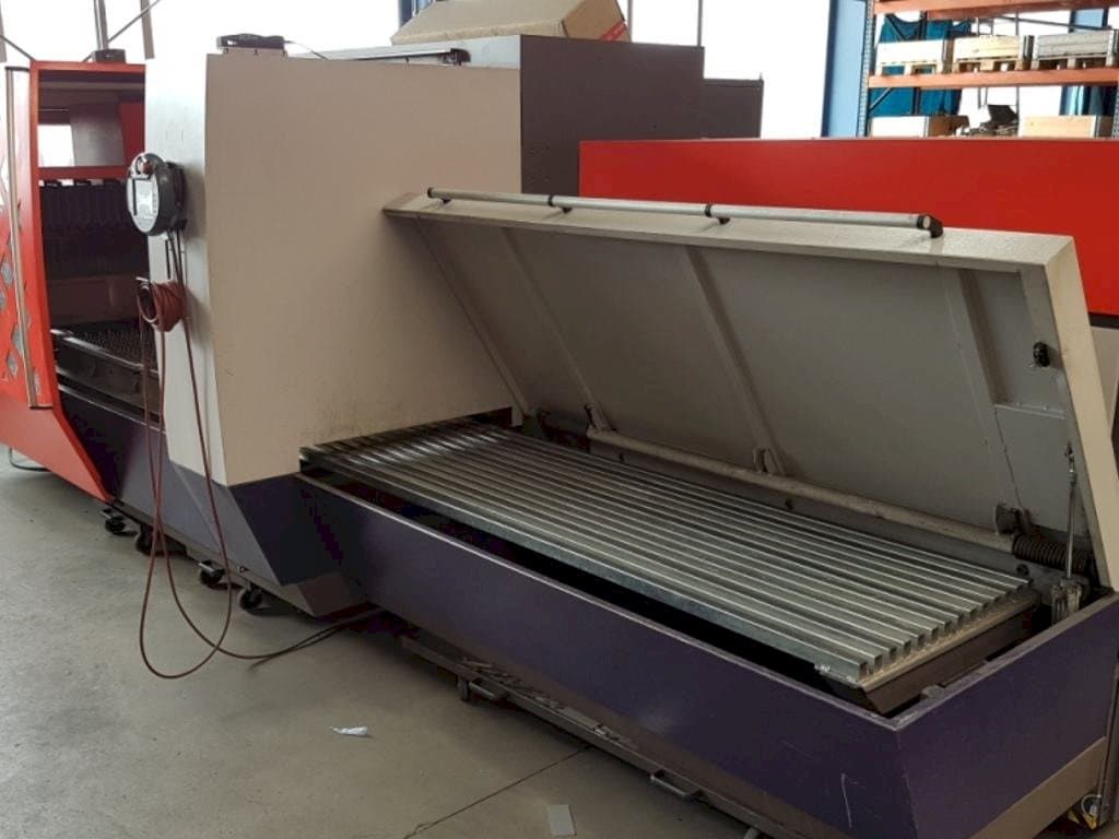 Frontansicht der Bystronic Byvention 3015  Maschine