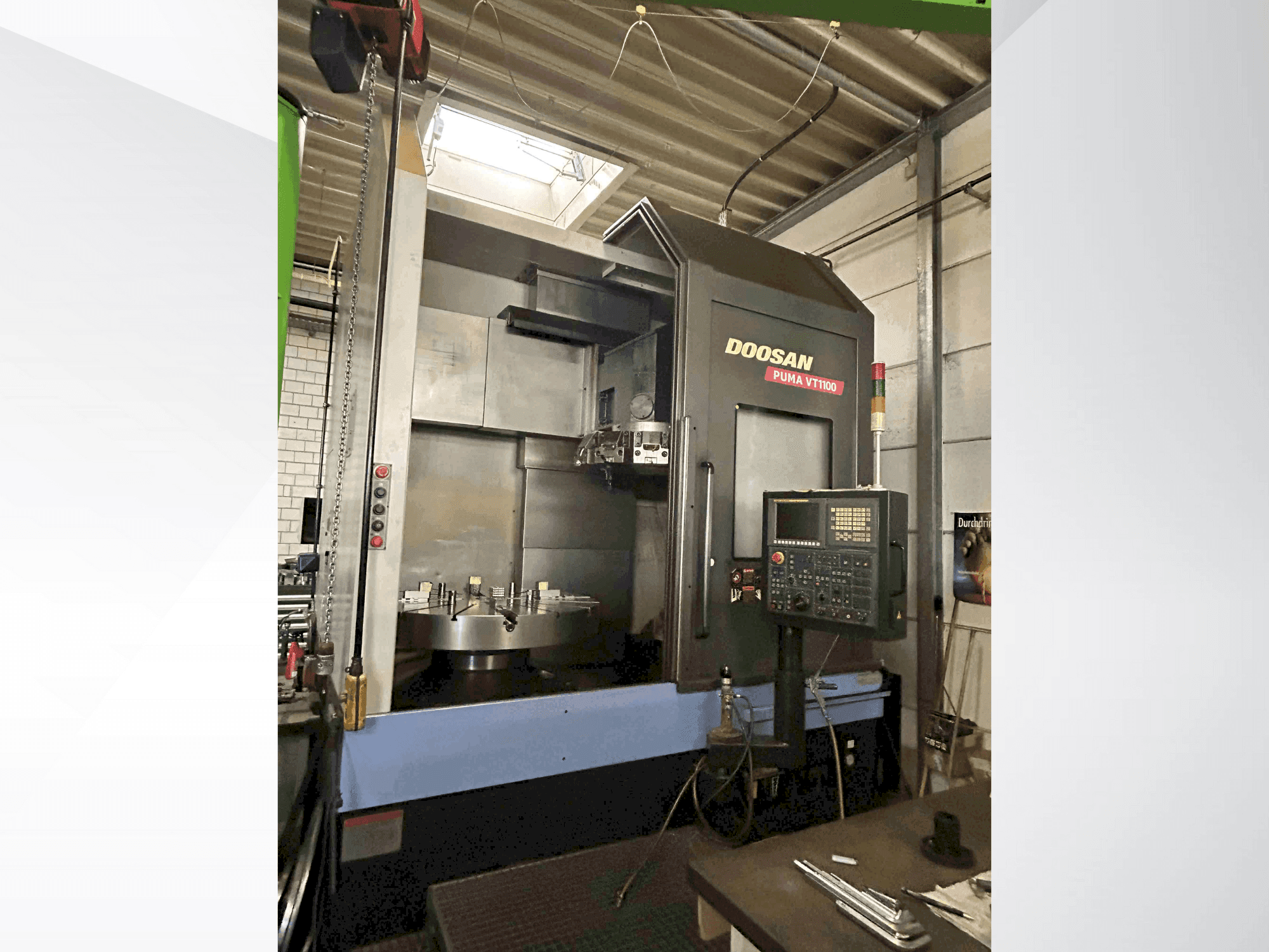 Frontansicht der DOOSAN Puma VT1100  Maschine