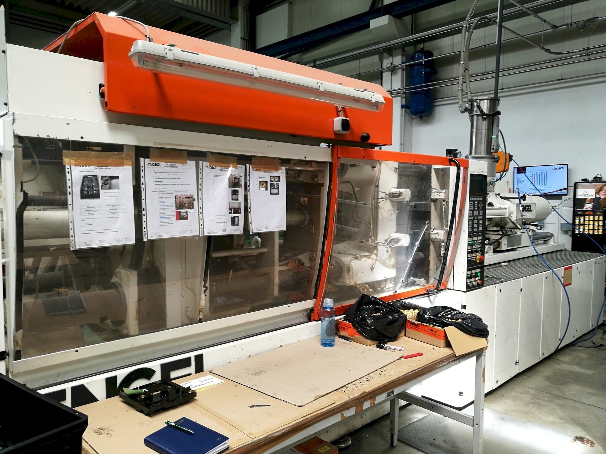 Frontansicht der ENGEL ES 1300/225  Maschine