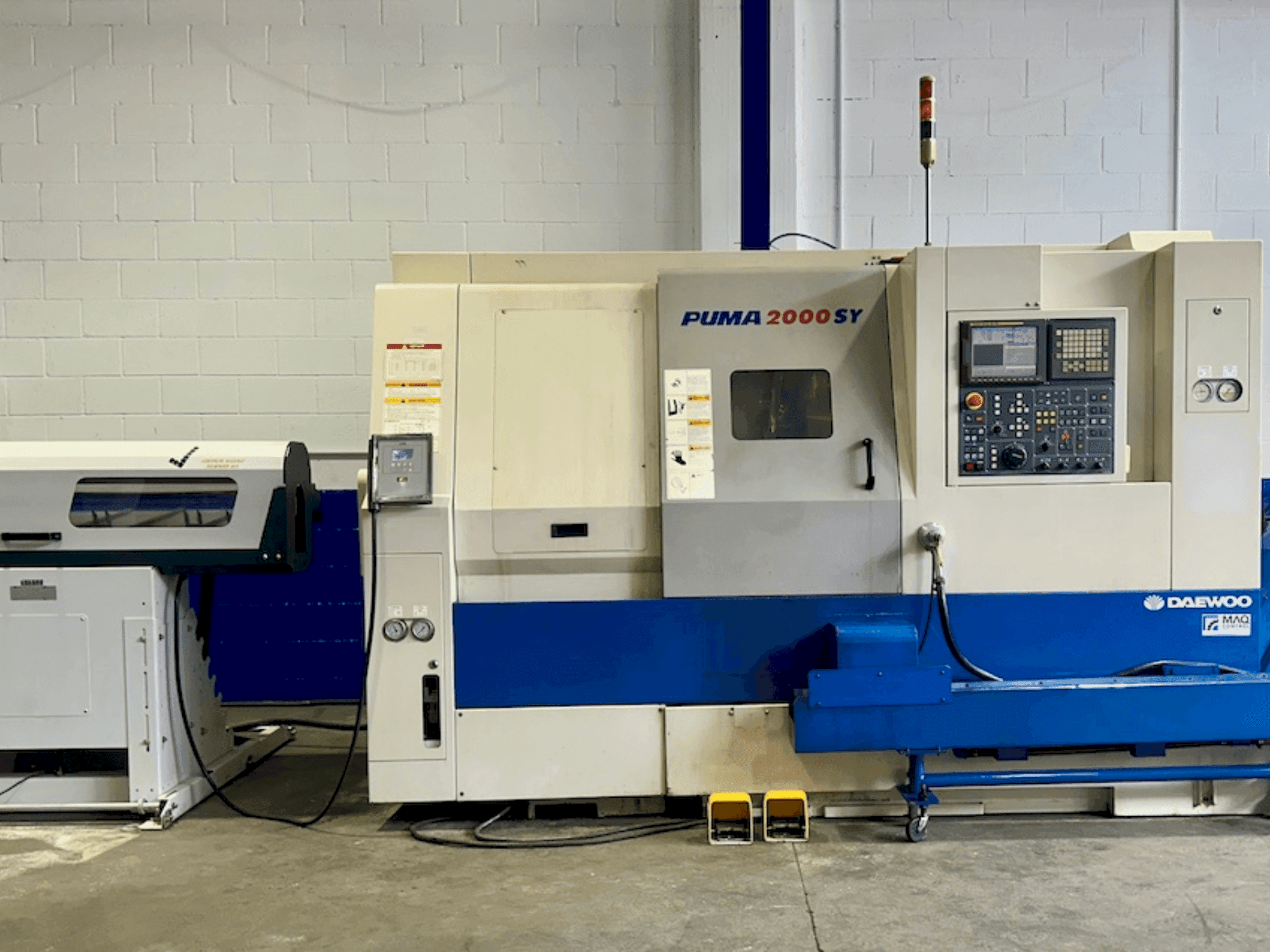Frontansicht der DOOSAN PUMA 2000SY  Maschine