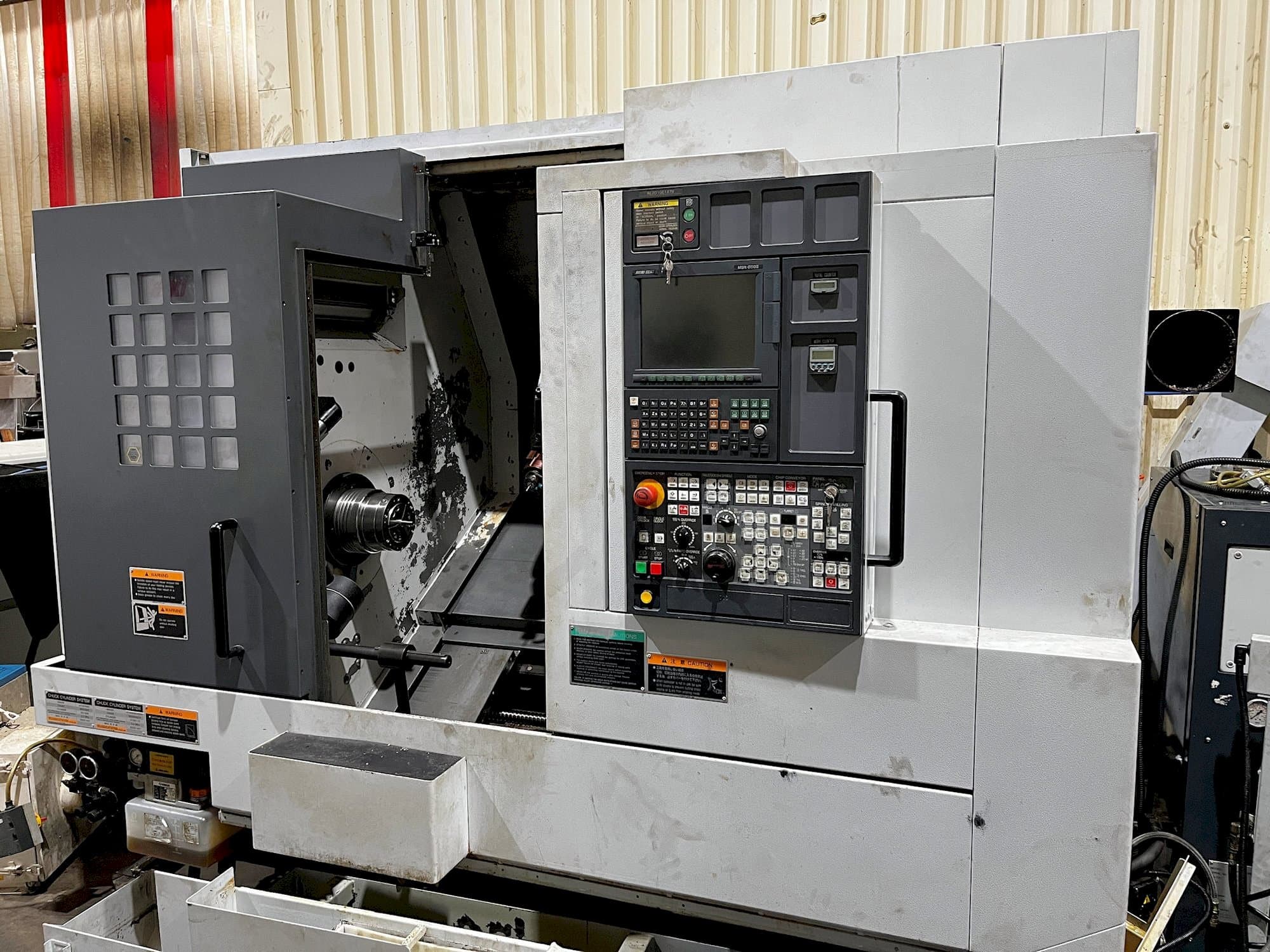 Frontansicht der MORI SEIKI NL 2000SY/500 Maschine