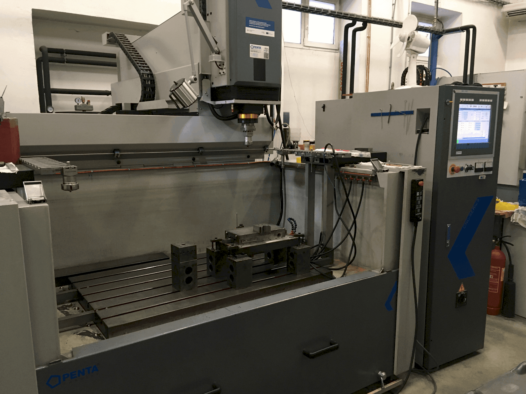 Frontansicht der PENTA 1060 CNC  Maschine