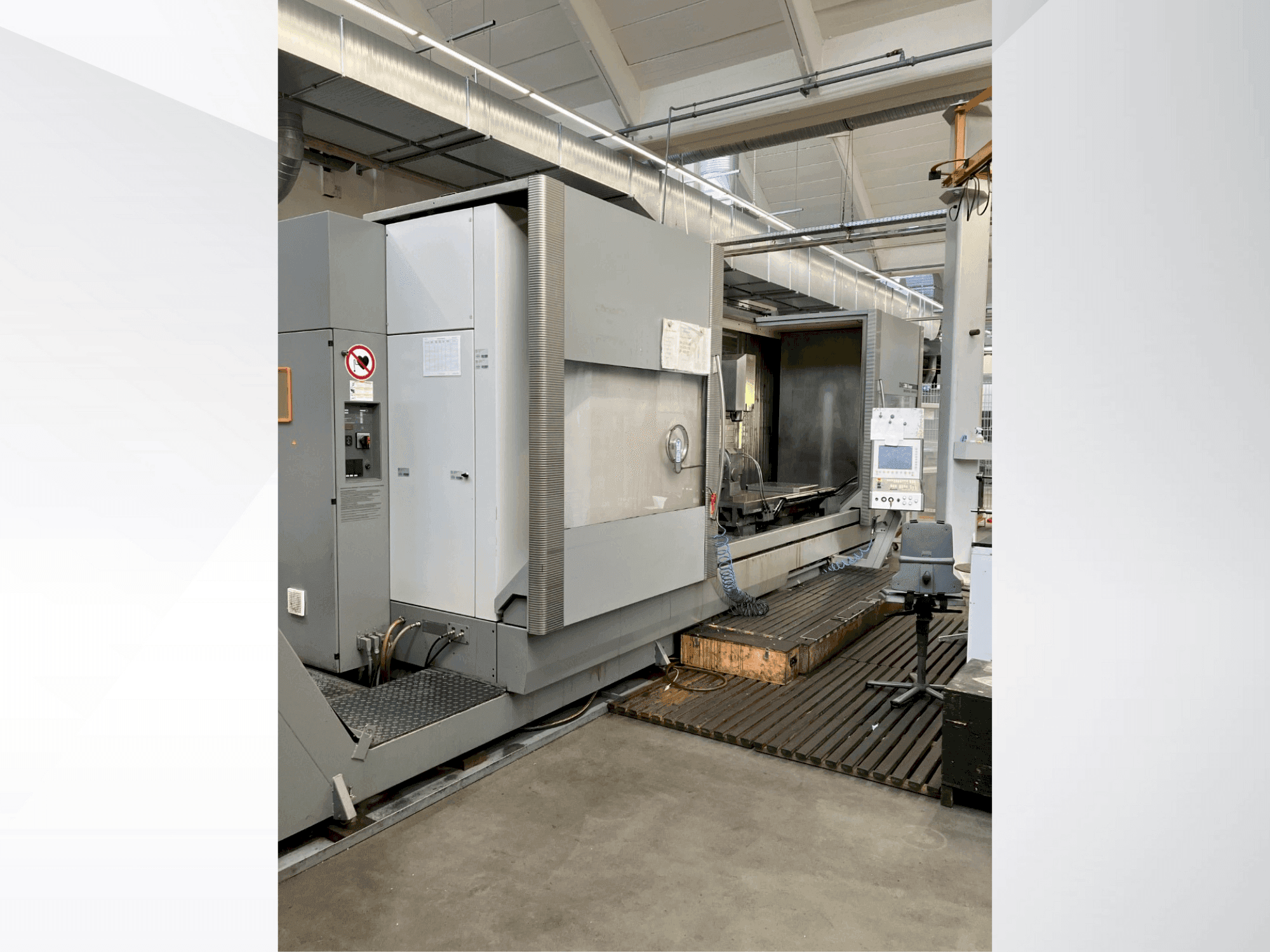 Frontansicht der DECKEL DMF 360 linear  Maschine
