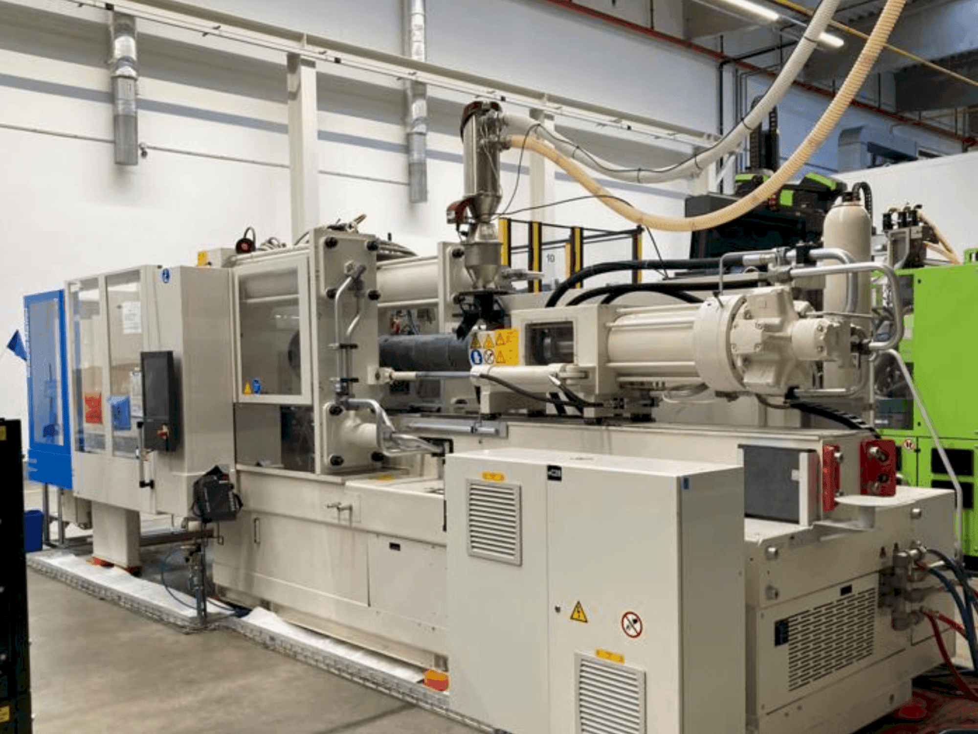 Frontansicht der Krauss Maffei 420-2000 CX  Maschine