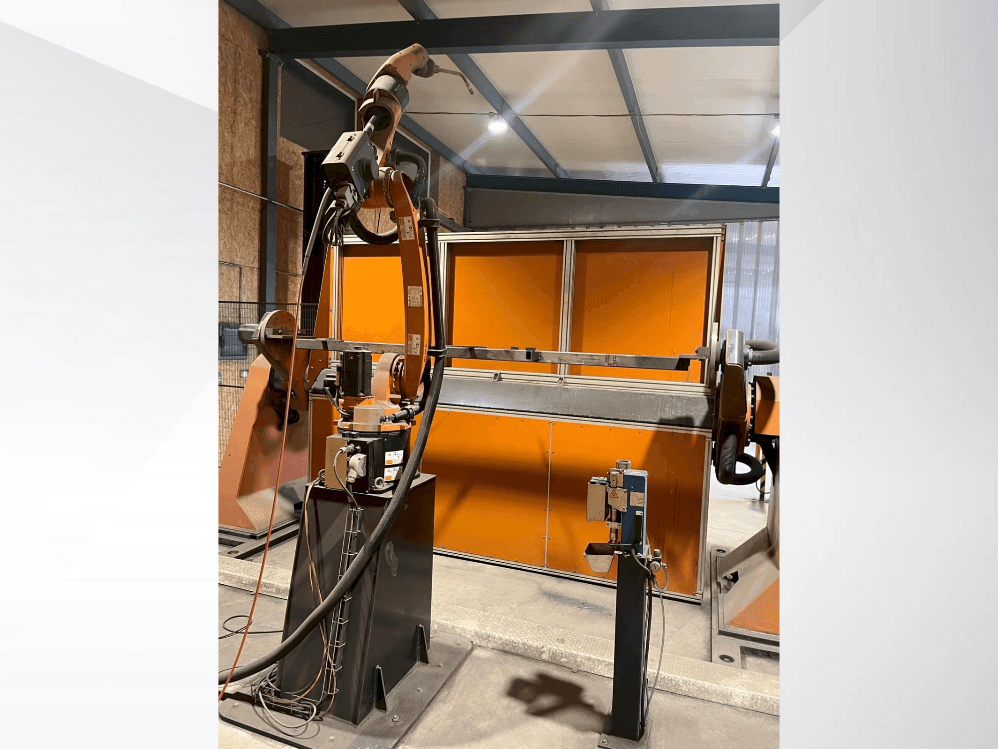 Frontansicht der KUKA KR8 R2100-2 arc HW  Maschine